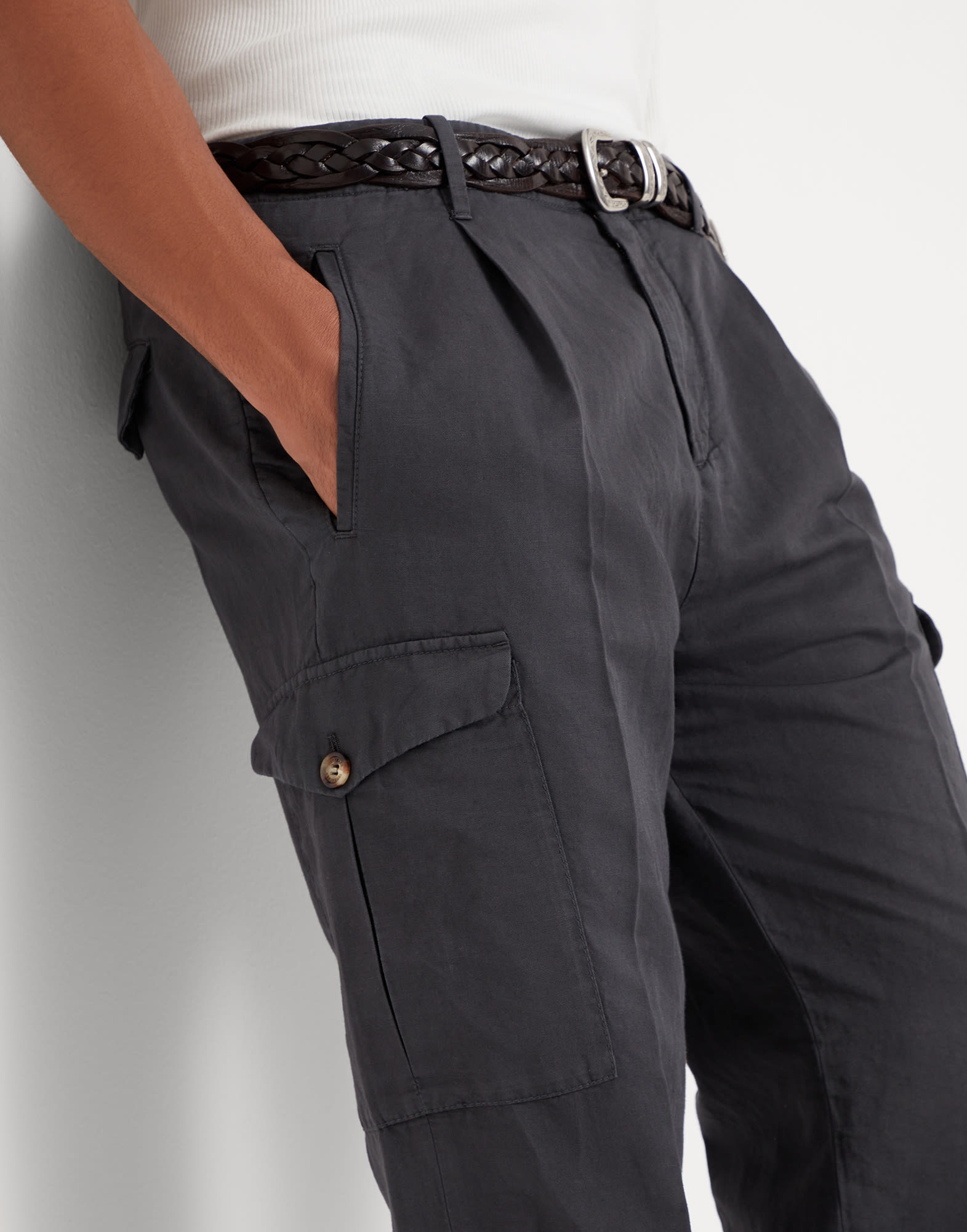 Garment-dyed ergonomic fit trousers in twisted linen and cotton gabardine with pleats, cargo pockets - 3