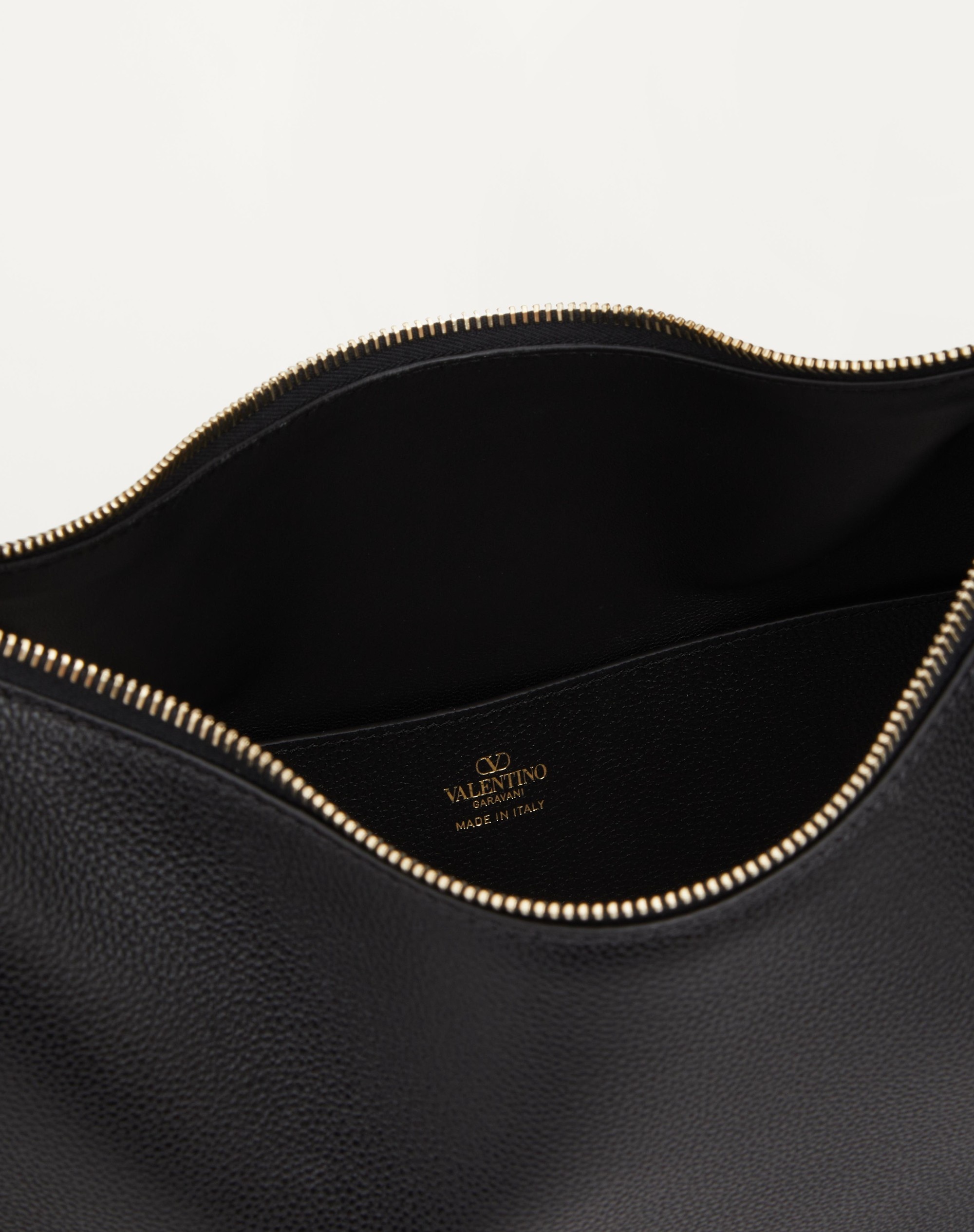 ROCKSTUD HOBO BAG IN GRAINY CALFSKIN - 6