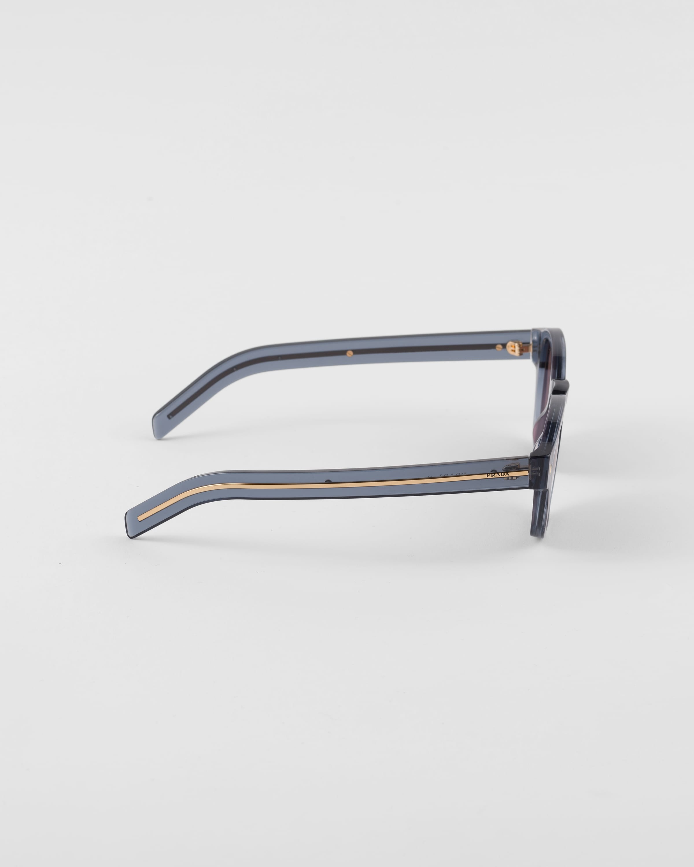 Sunglasses with iconic metal plaque - 4