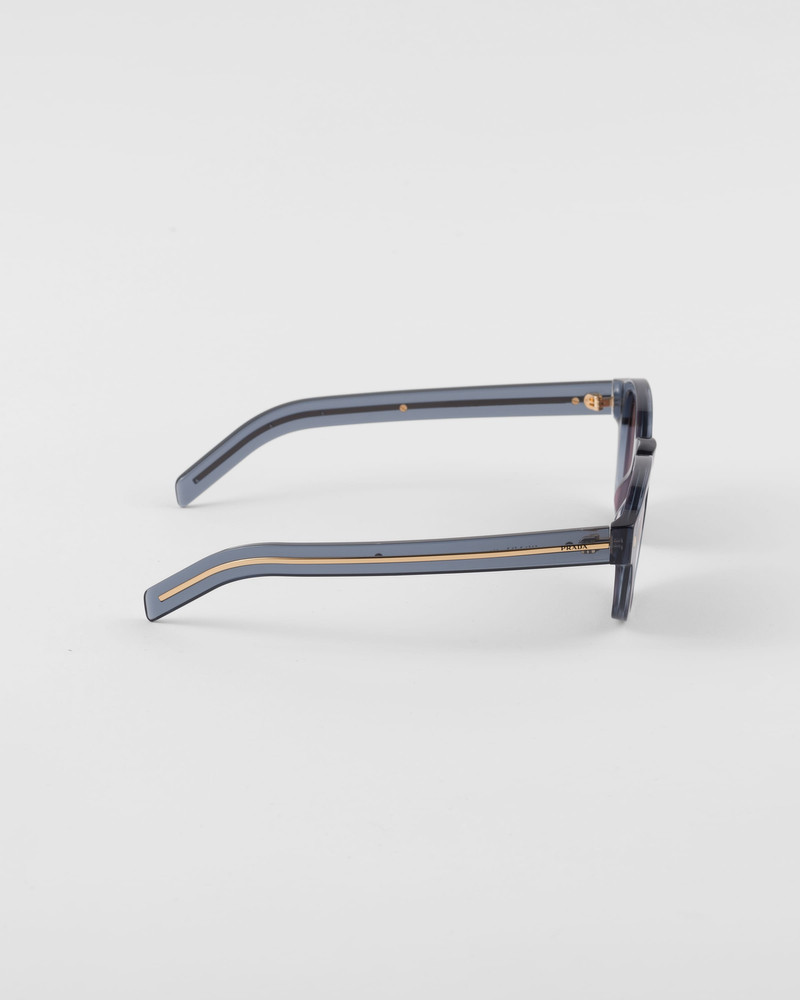 Sunglasses with iconic metal plaque 4