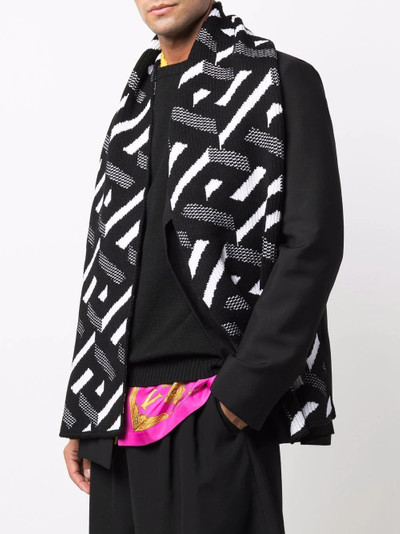 VERSACE geometric-pattern knitted scarf outlook