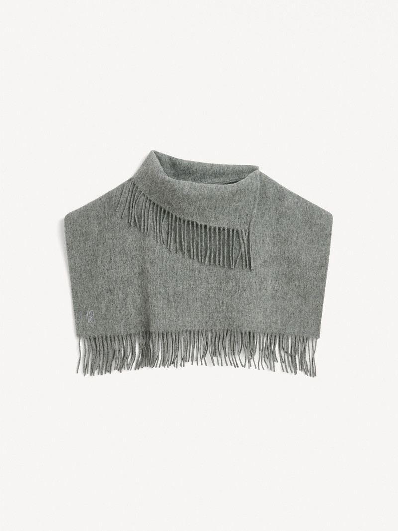 Turtla wool fringe bib 1