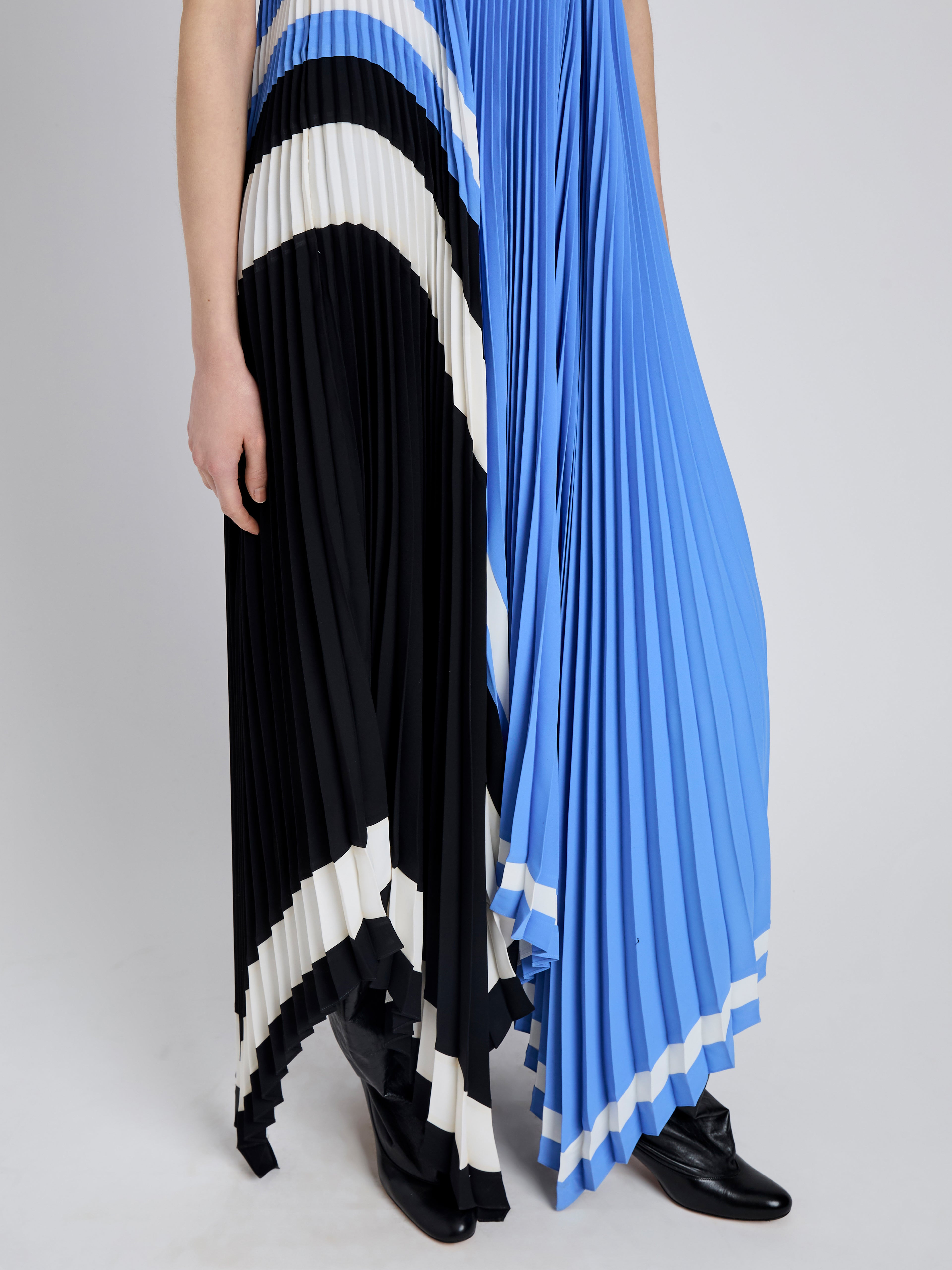 Fia Dress in Technical Crepe - 5