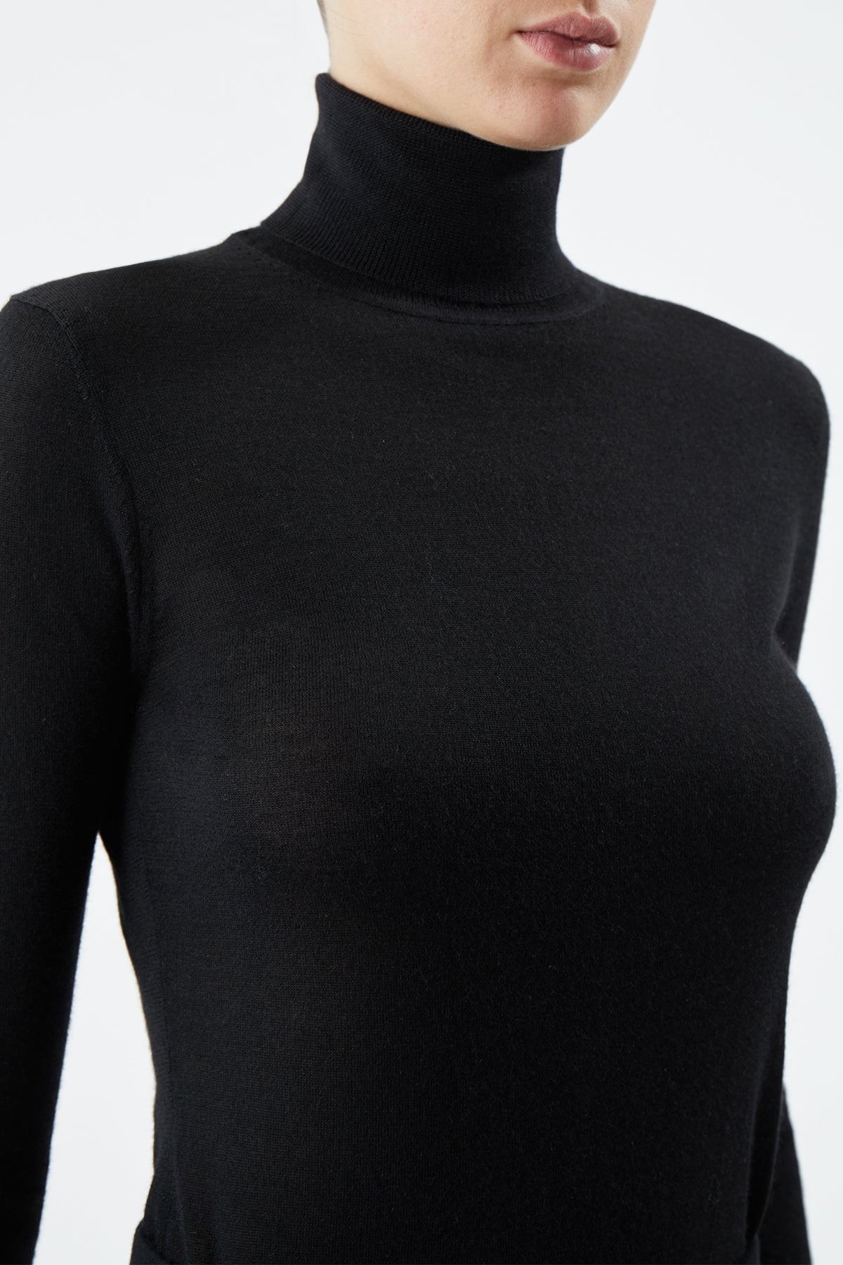 May Turtleneck in Black Cashmere Wool - 5