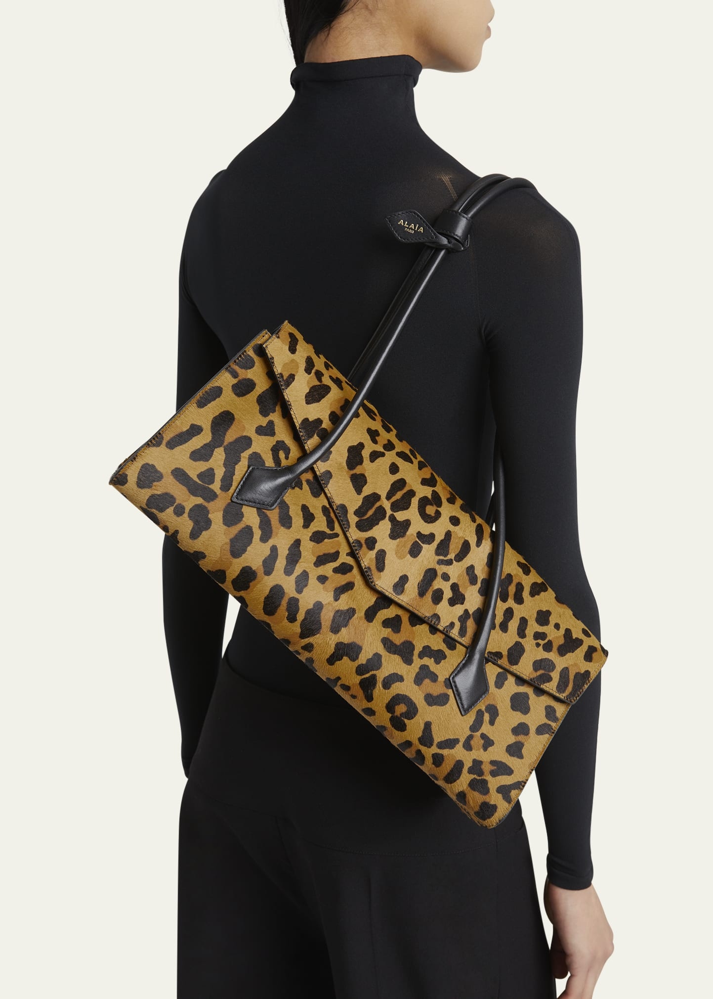 【ALAIA直営店】SAC LE TECKEL FLAP TOTE EN CUIR PONY LEOPARD Leopard Print Le Teckel Tote Bag | ALAIA - Antonia