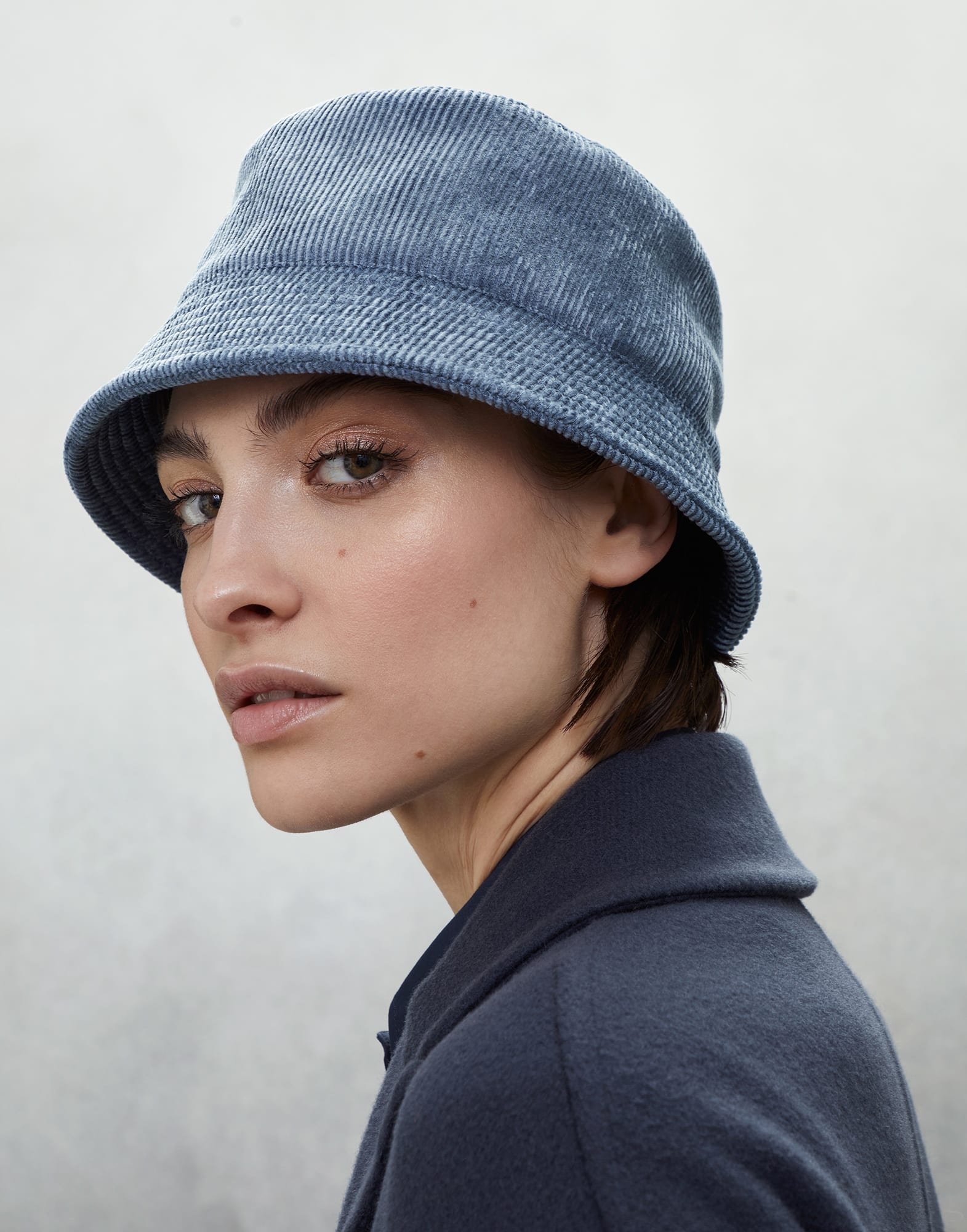 Corduroy bucket hat with shiny band - 3