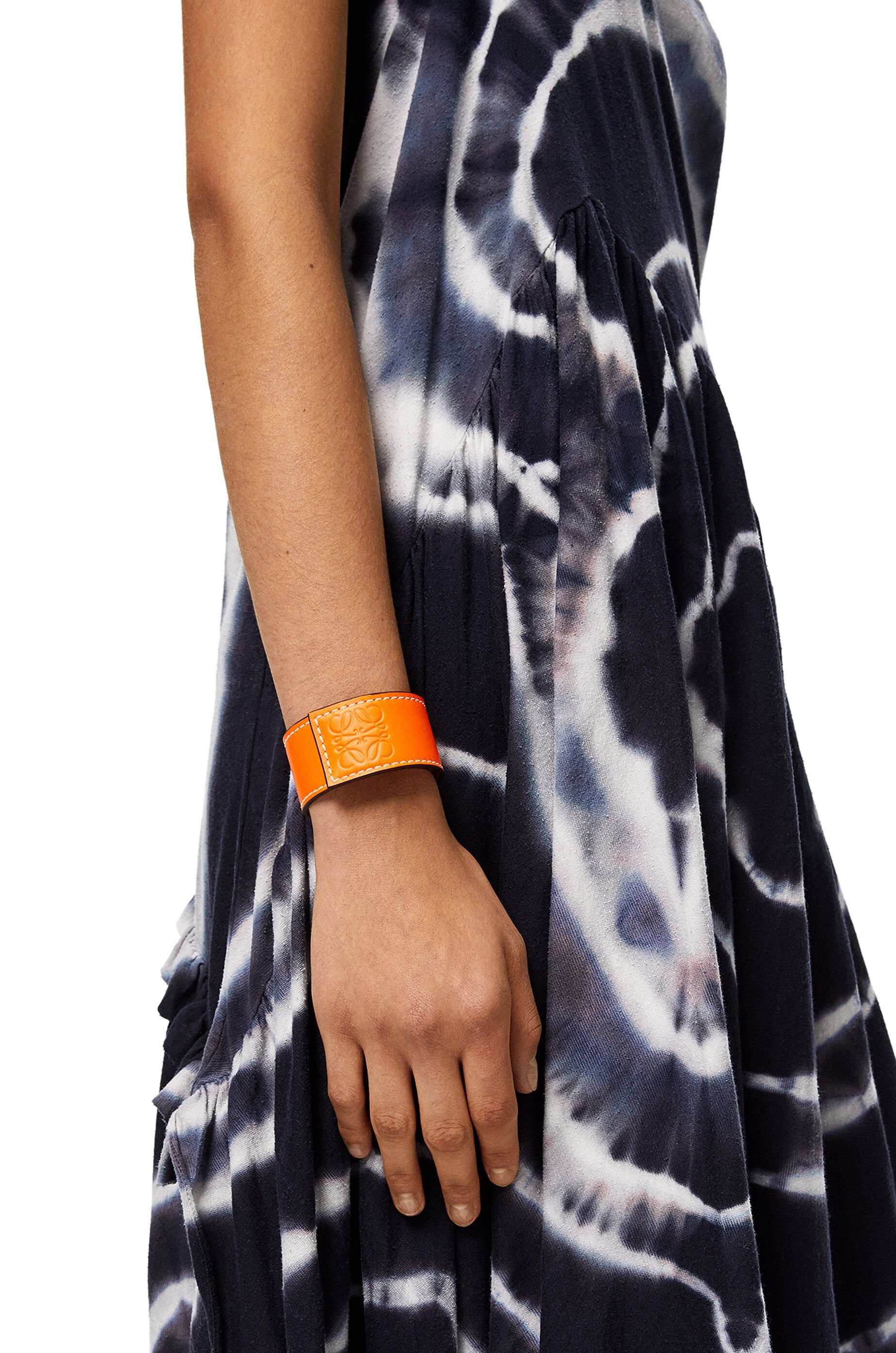 Loewe Small slap bracelet in classic calfskin | REVERSIBLE