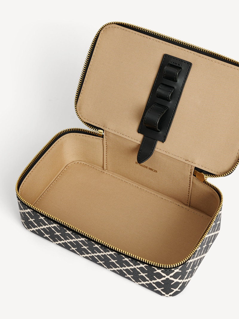 BY MALENE BIRGER Bae cosmetic case outlook