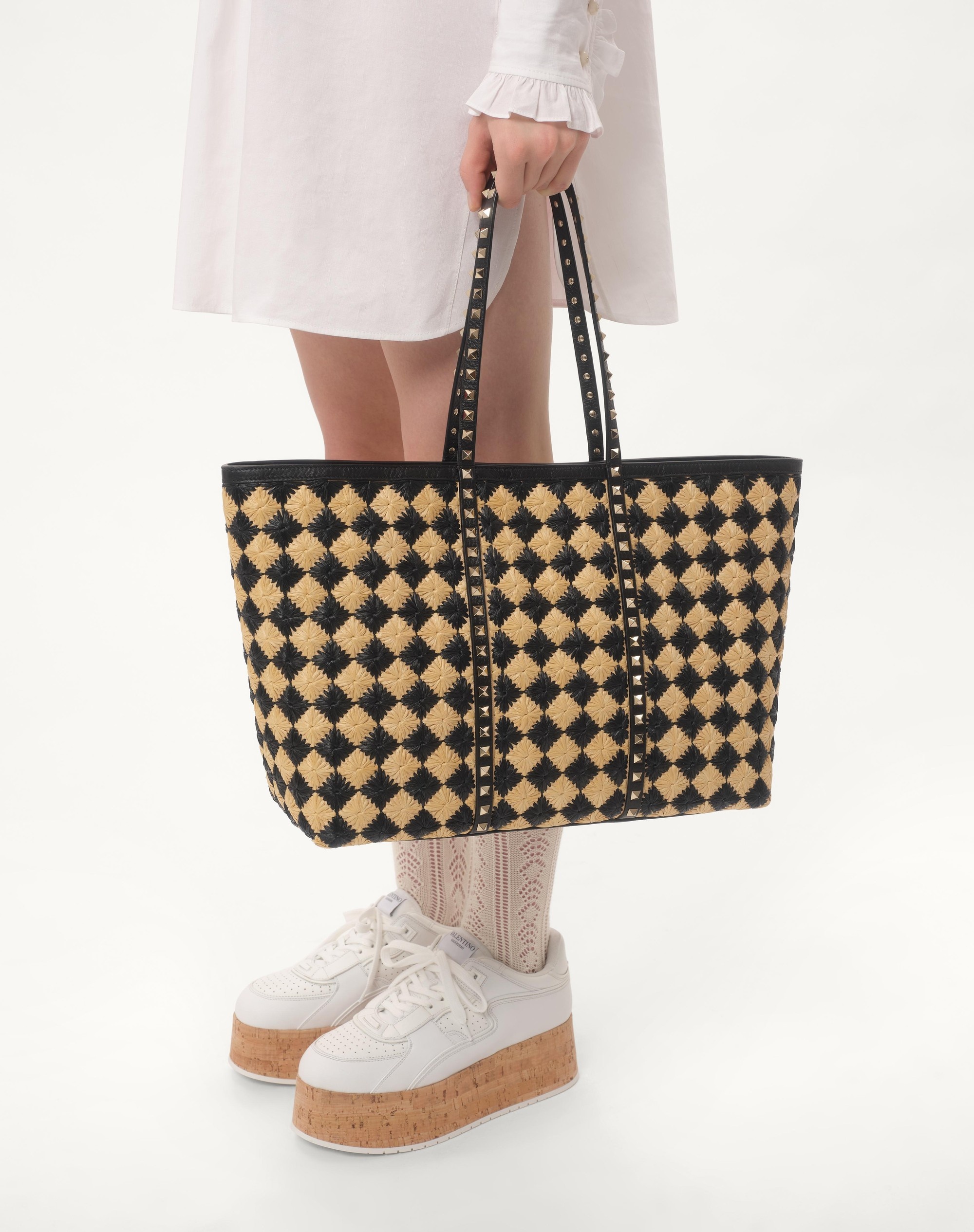 VALENTINO GARAVANI ROCKSTUD EMBROIDERED SHOPPING BAG IN SYNTHETIC RAFFIA - 2