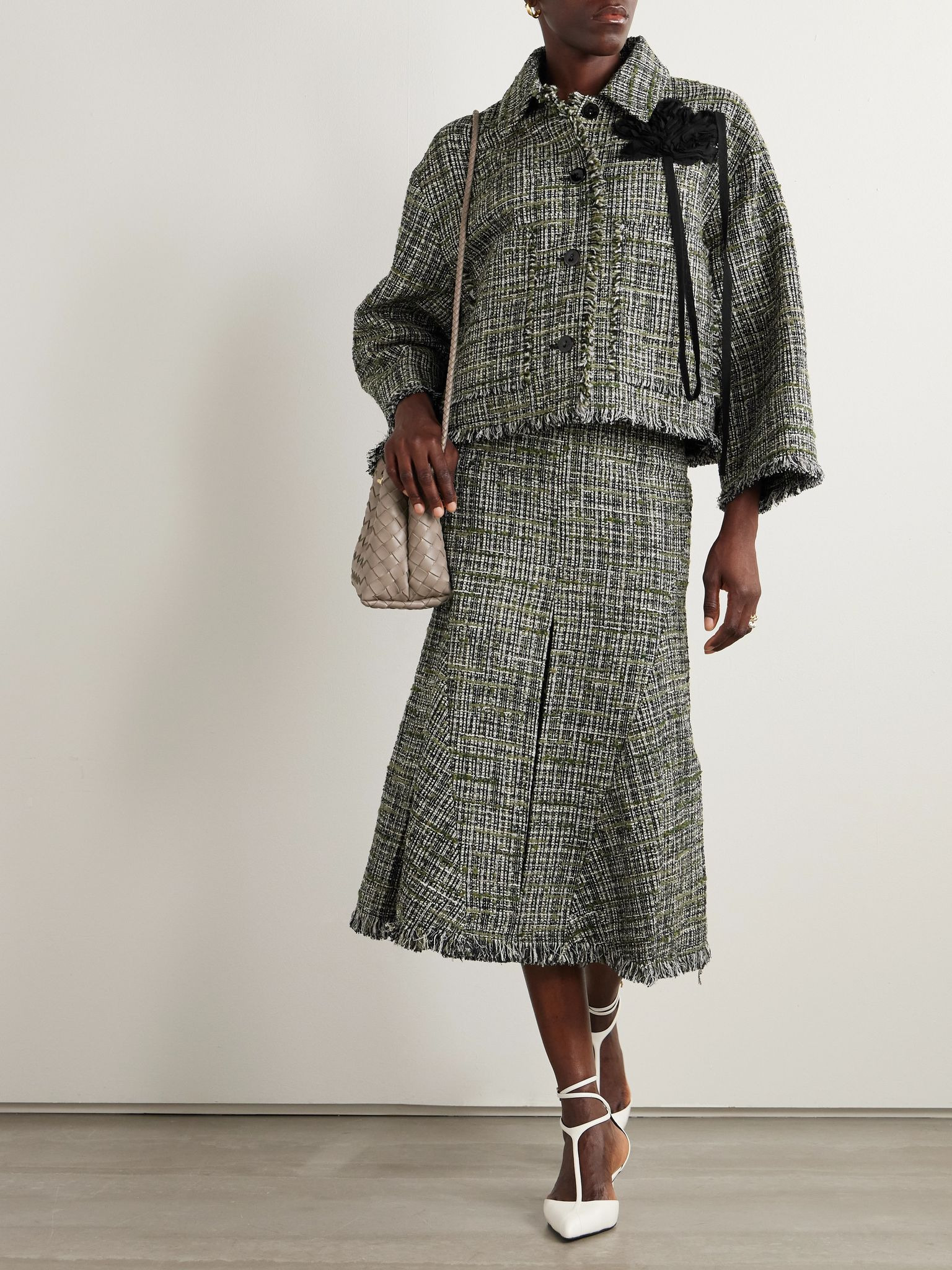Cropped appliquéd frayed tweed jacket Gray green - 2