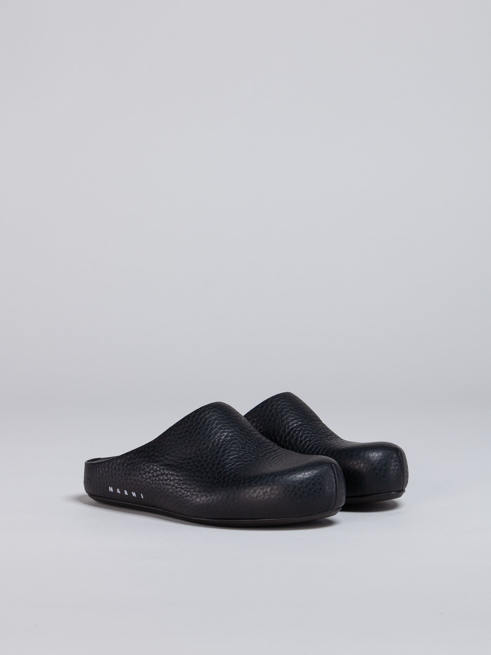 BLACK LEATHER FUSSBETT SABOT - 2