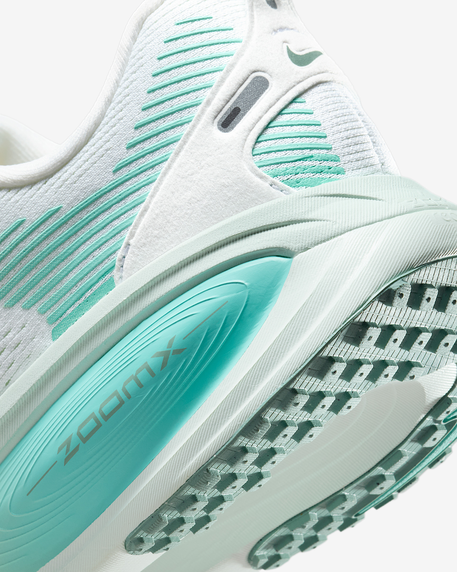 Nike Vomero 18 Women's Road Running Shoes (Extra Wide) - 8