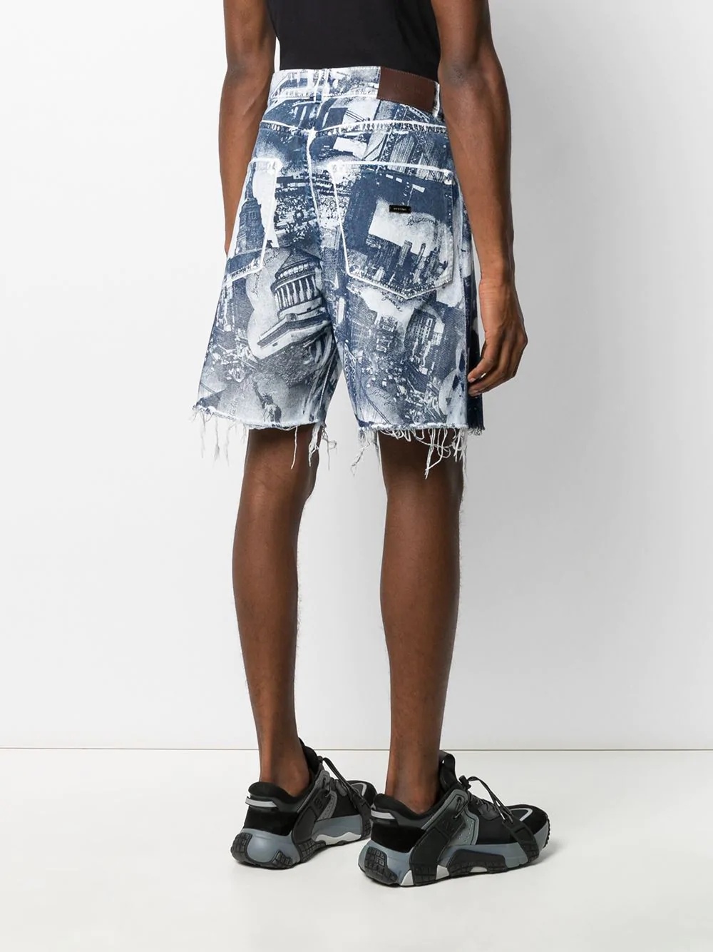 landmark-print denim shorts - 4