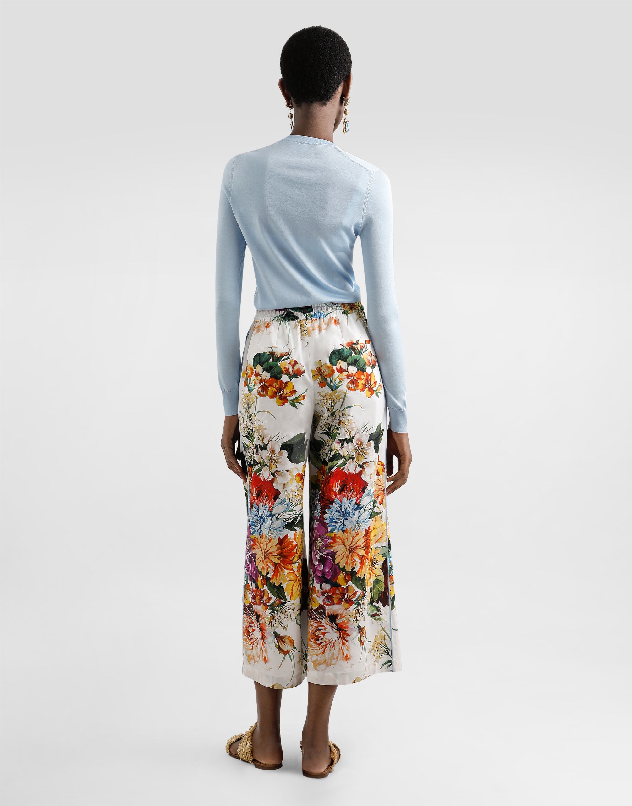 Silk pullover with flower brooch - 3
