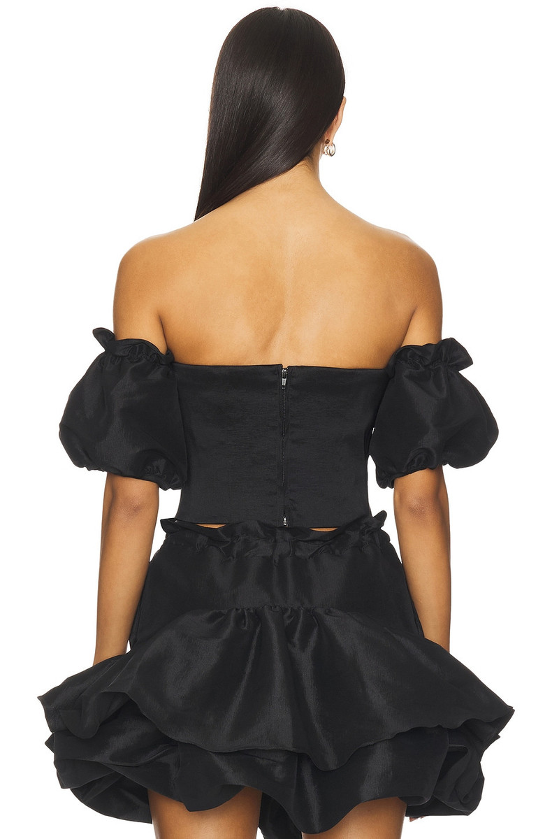 KIKA VARGAS Benazir Top outlook