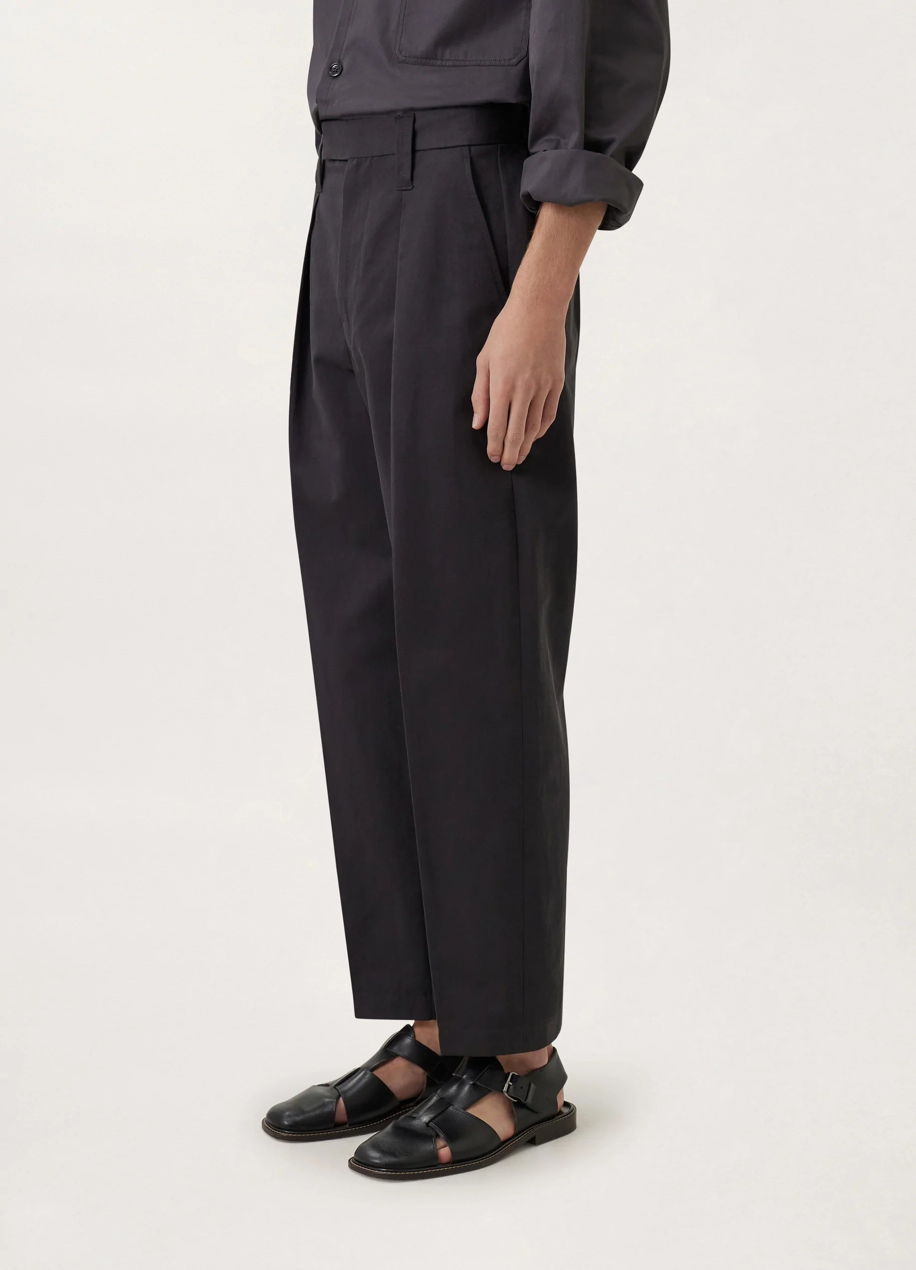 ONE PLEAT PANTS
LIGHT WOOL GABARDINE - 4