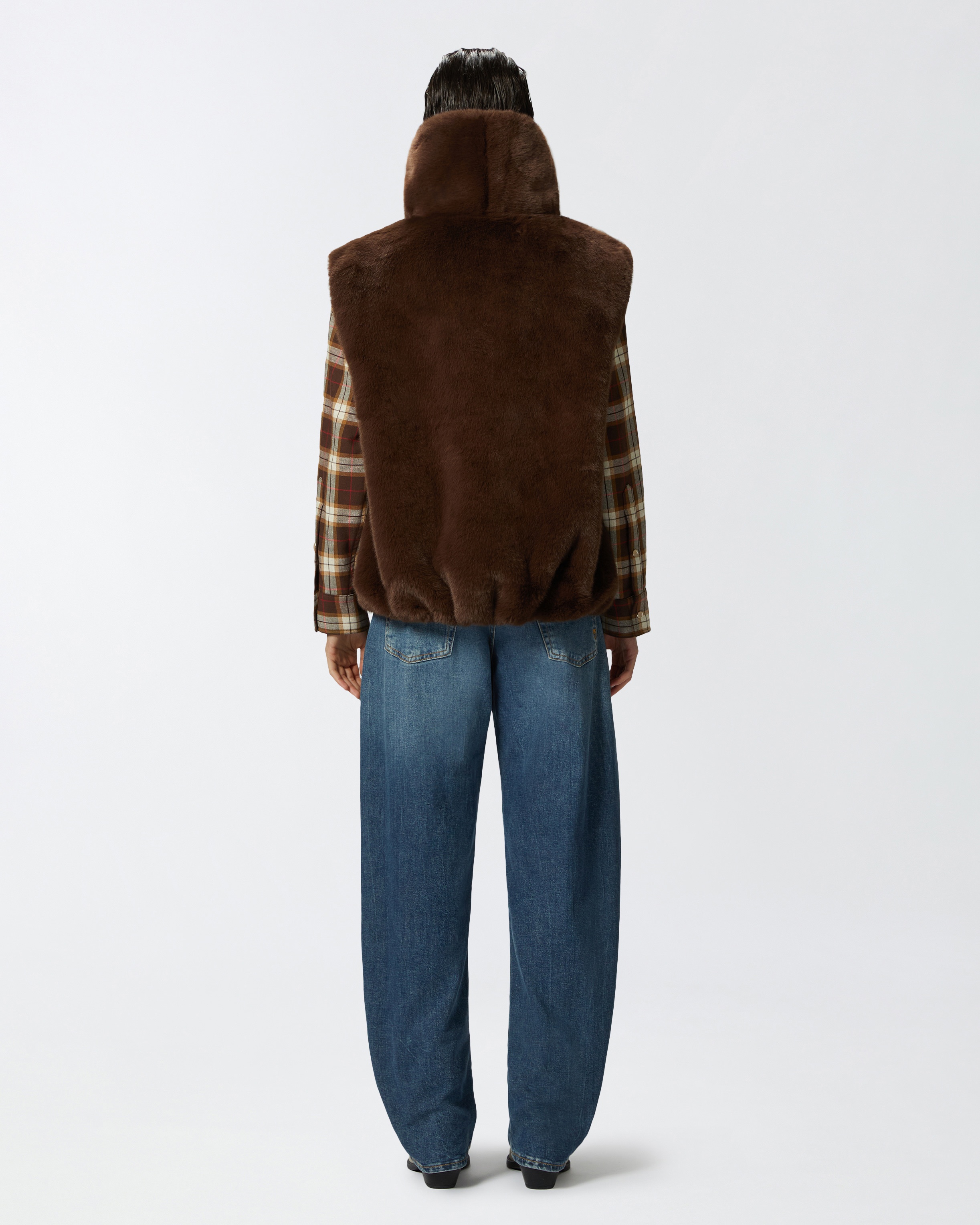 SLEEVELESS FAUX FUR JACKET WITH HIGH COLLAR. - 4