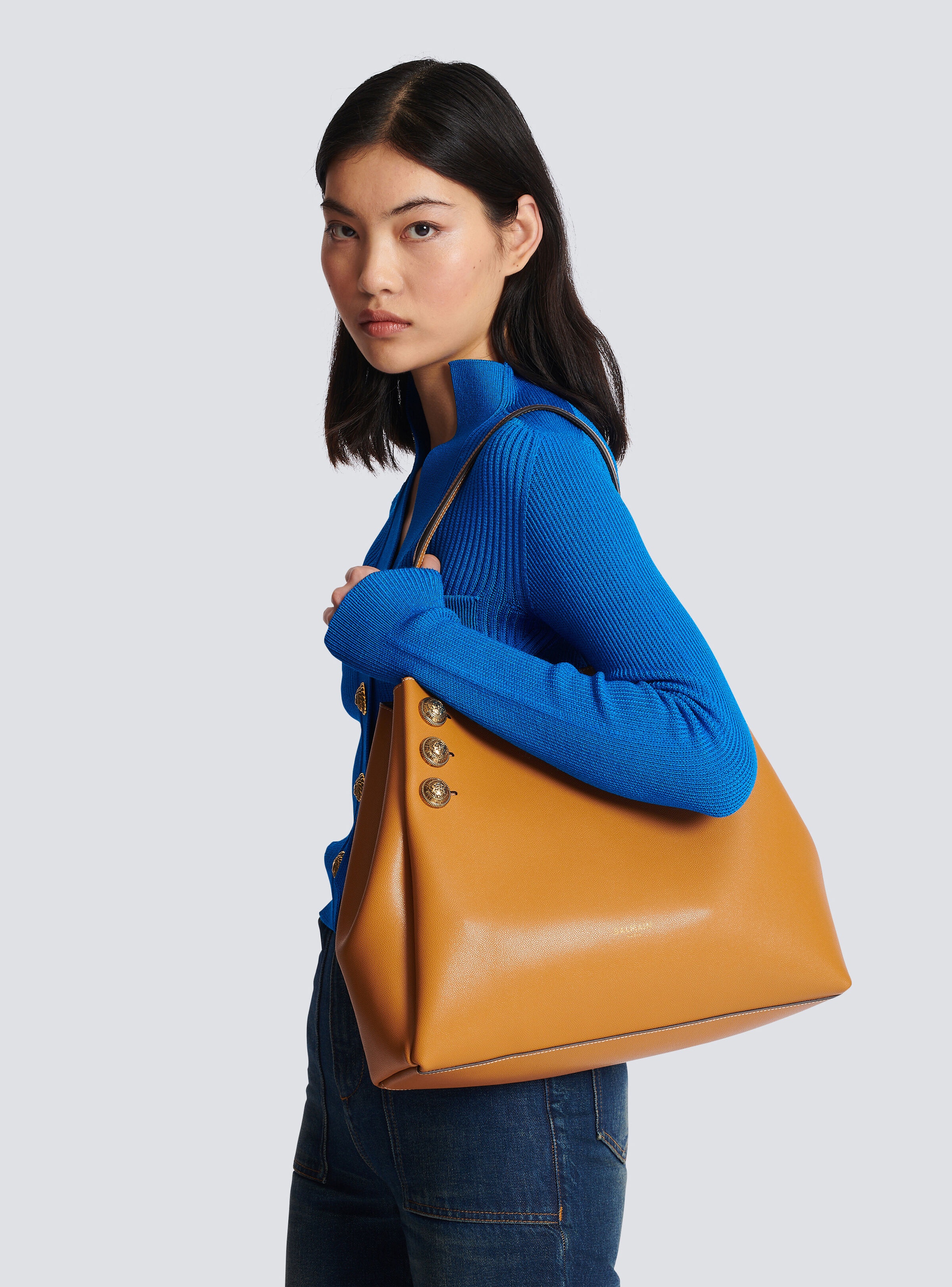 Emblème grained leather tote bag - 8