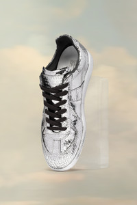 洗練された【Maison Margiela】Broken mirror フォンポーチ 24AW Maison Margiela Broken Mirror レザーポーチ | シルバートーン