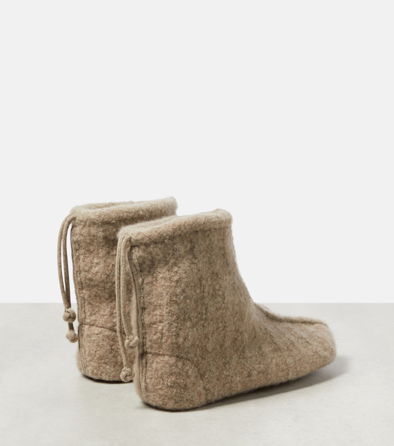 Loro Piana Cashmere slippers outlook
