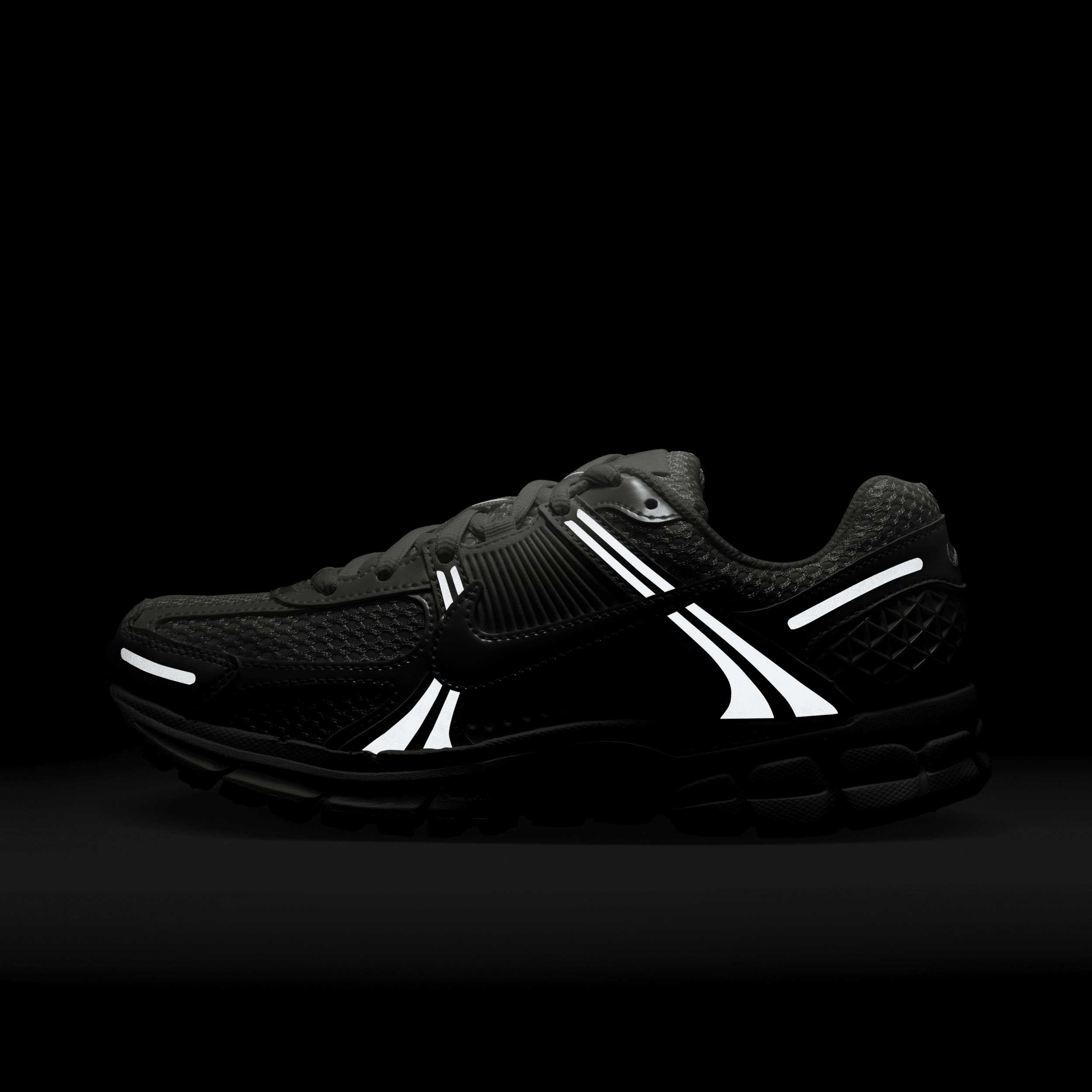Nike Women's Zoom Vomero 5 Shoes - 11