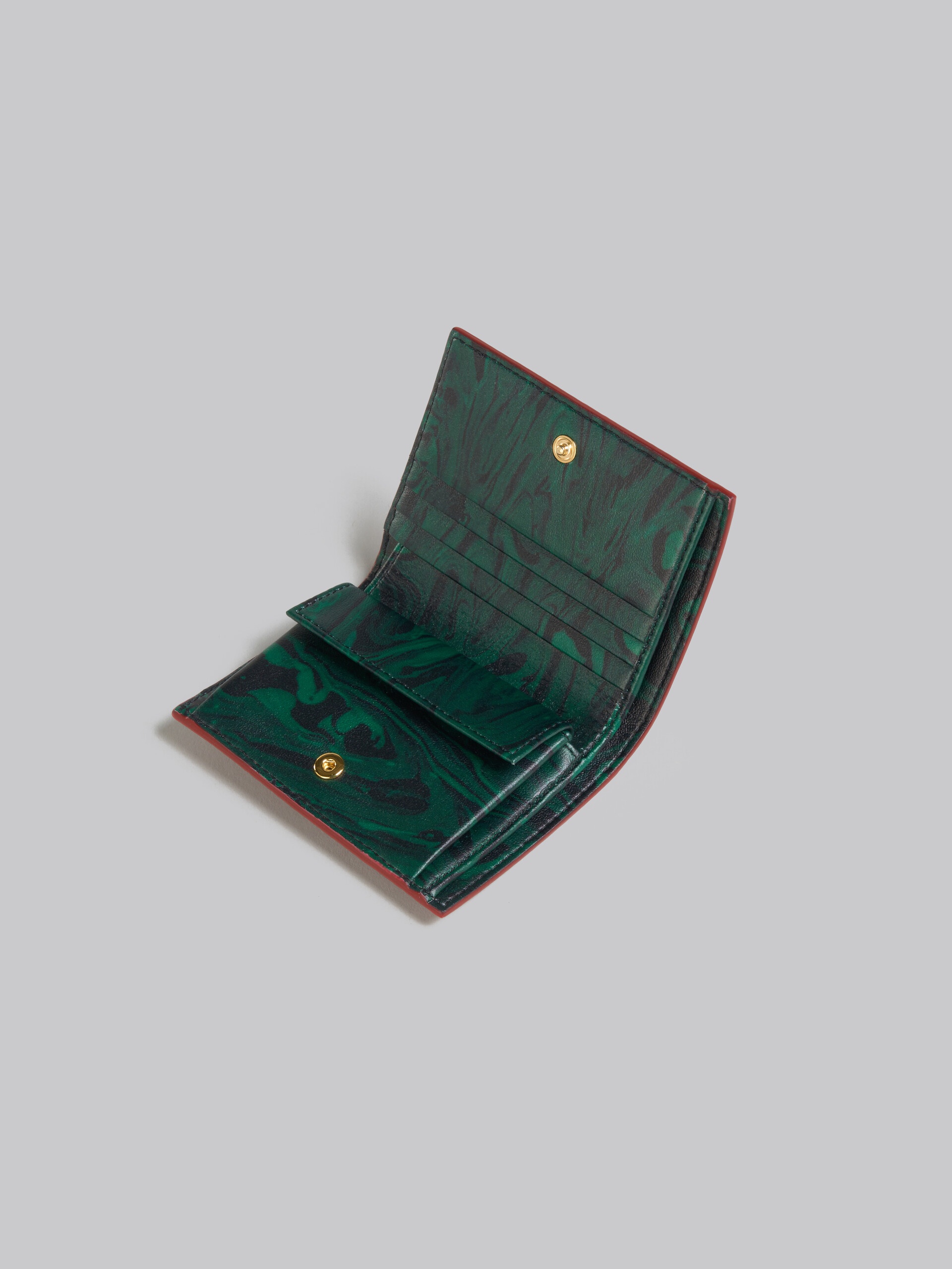 BROWN LEATHER BIFOLD WALLET WITH MARBLED INTERIOR - 4