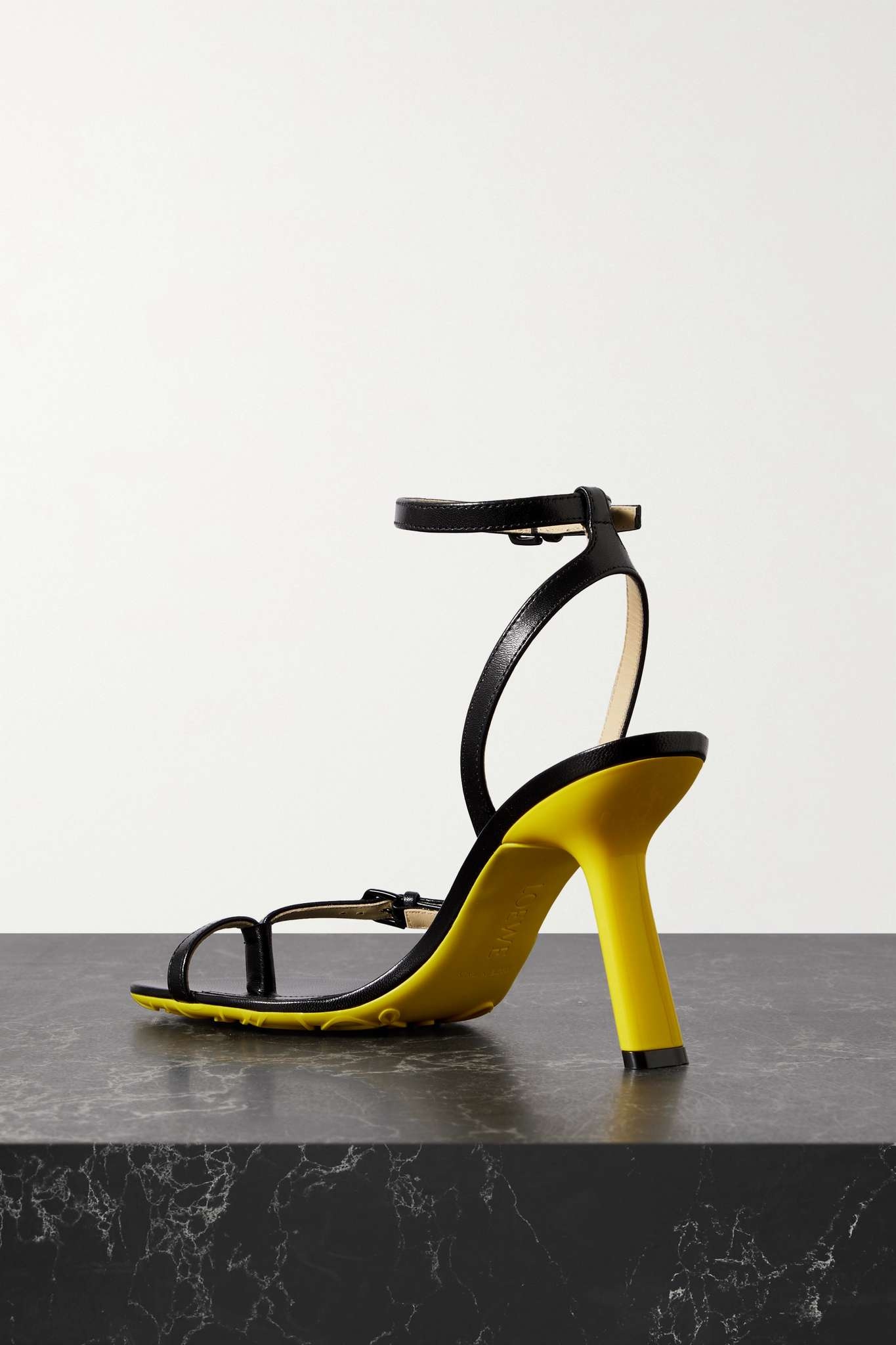 サンダル・ミュール LOEWE SS23 Black leather Petal sandals (L814465X58 BLACK) Loewe Petal 90 Sandal in Black | FWRD