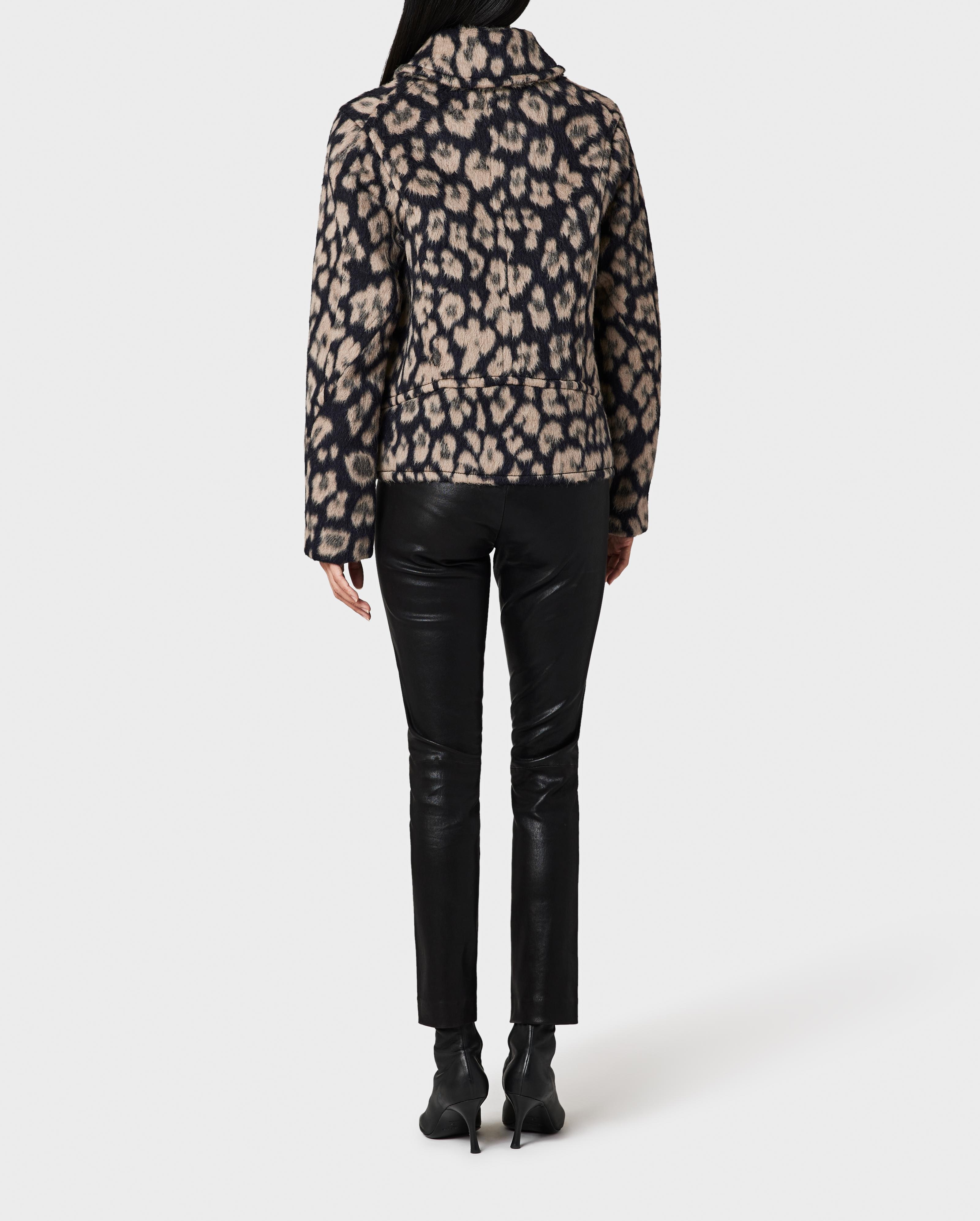 Alfie Leopard Wool Alpaca Peacoat
Classic Fit Coat - 3