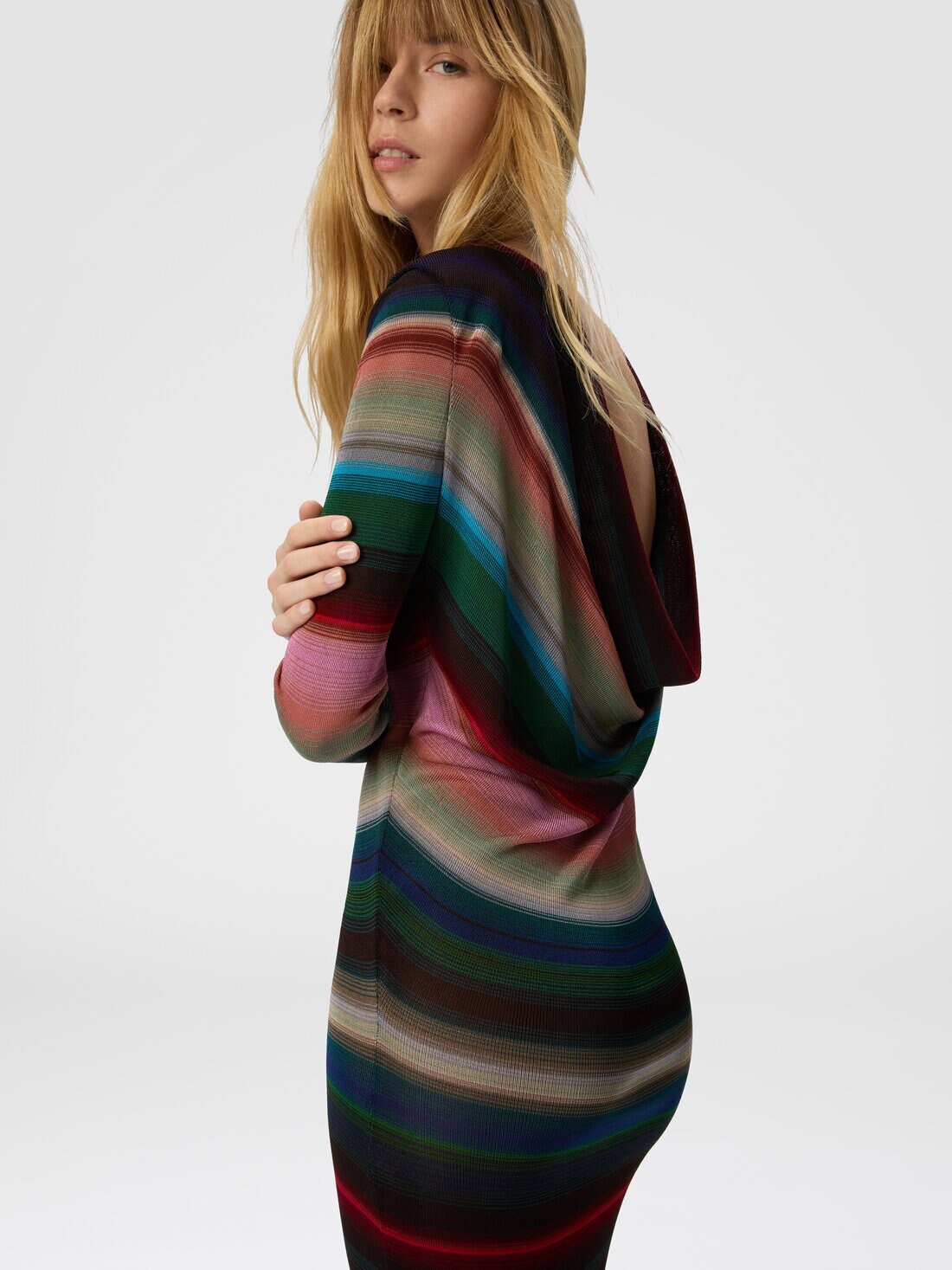 Long backless dress in striped knit - 4