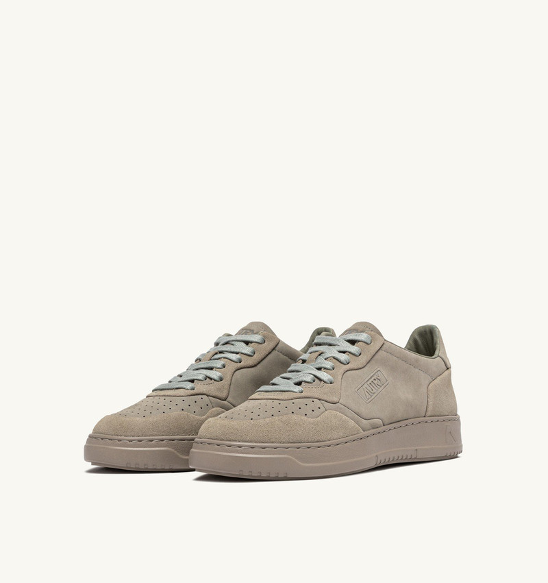 AUTRY MEDALIST LOW SNEAKERS IN LONDON FOG NUBUCK LEATHER AND SUEDE outlook