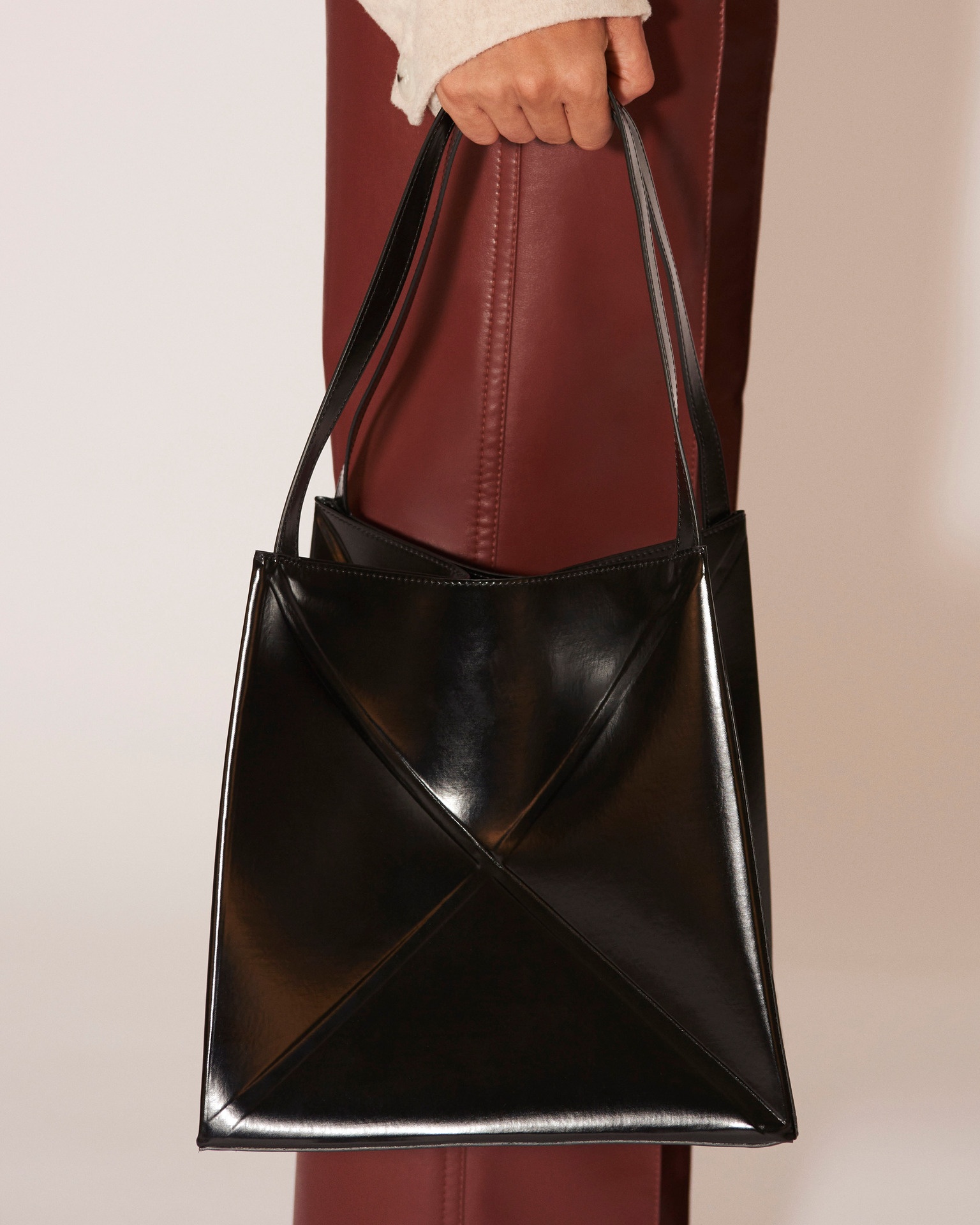 THE ORIGAMI TOTE - Patent vegan leather tote - Black - 3