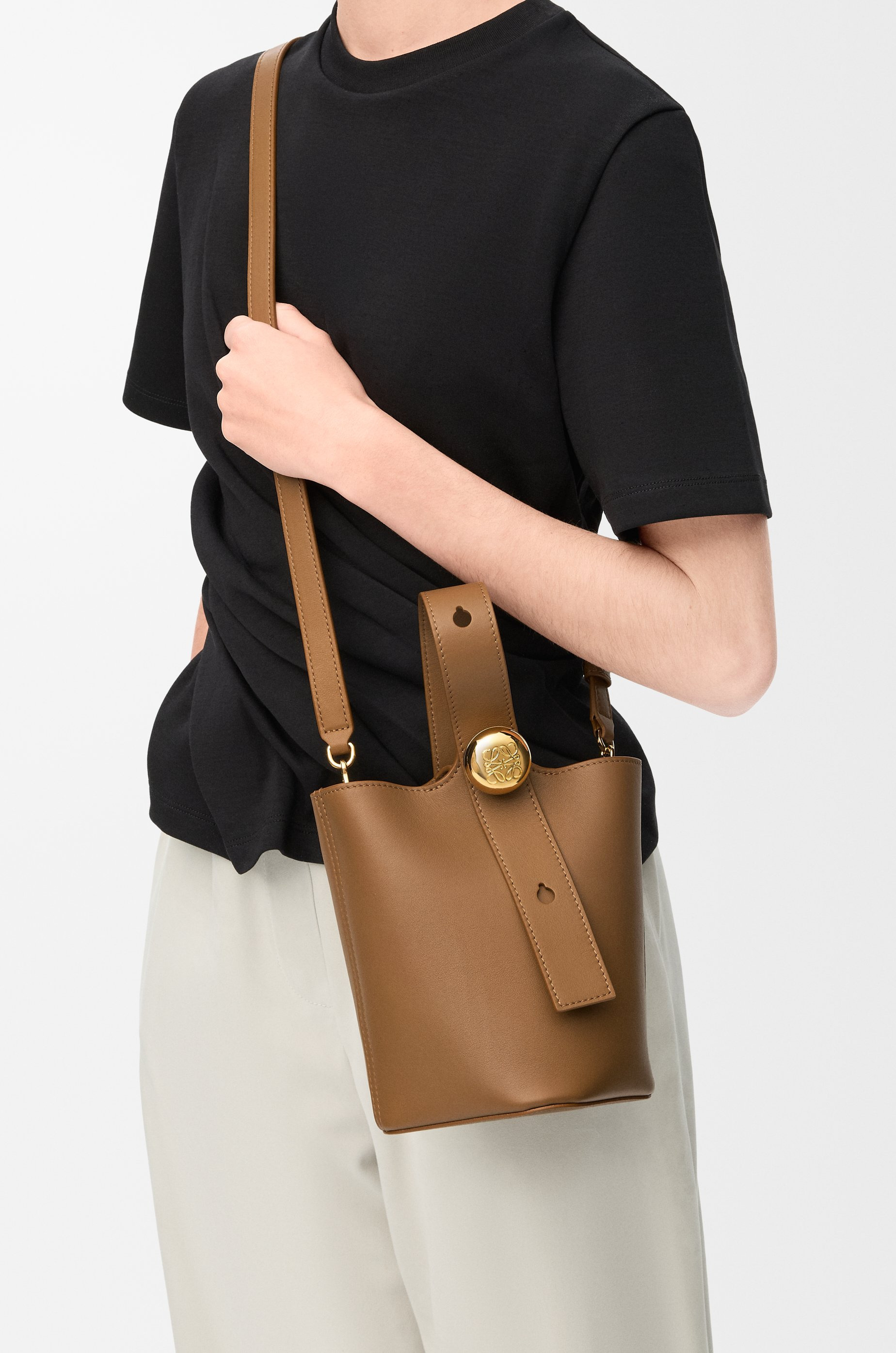 Mini Pebble Bucket bag in mellow calfskin - 3