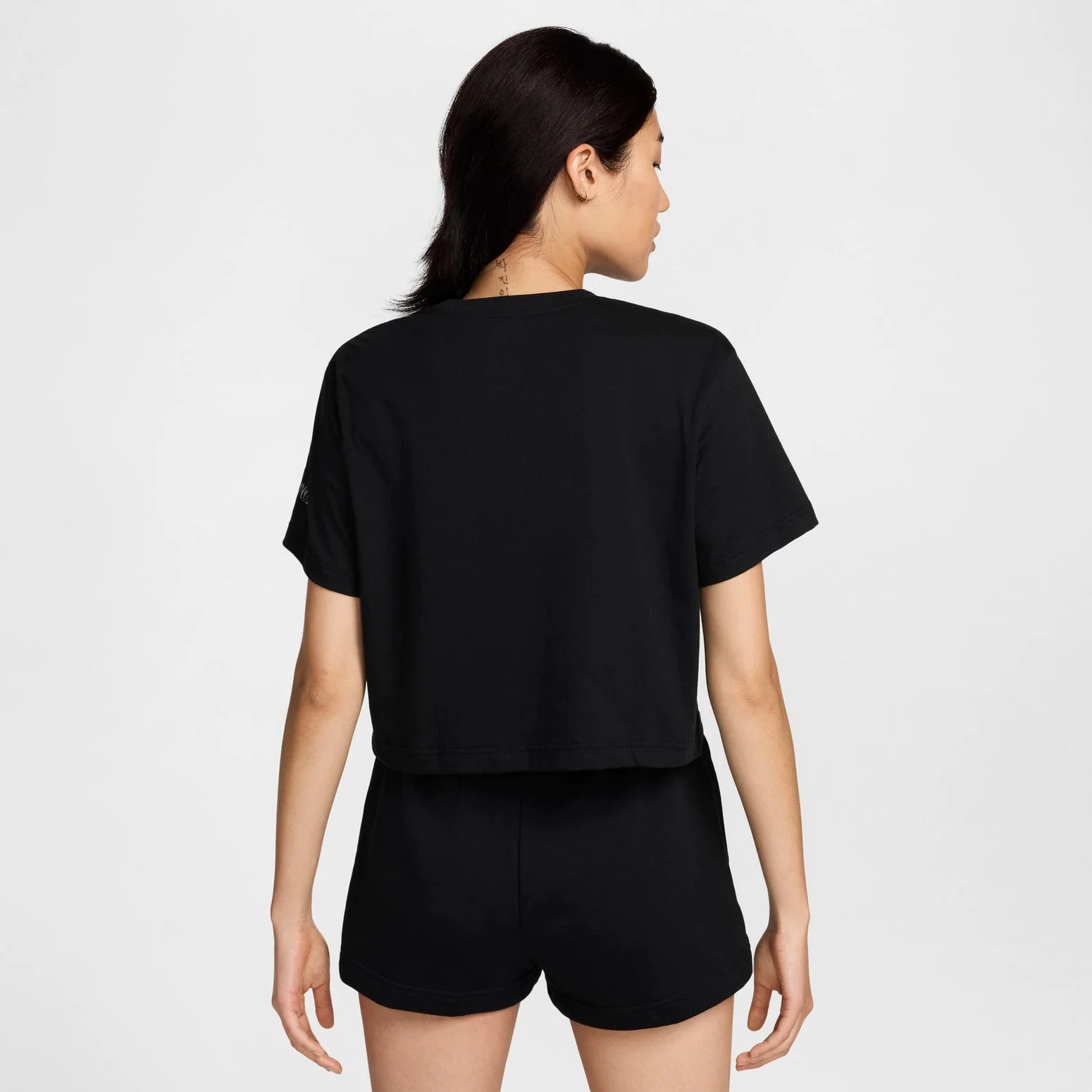 (WMNS) 나이키 Sportswear 느슨한 간결 소매 Cropped 티셔츠 '블랙' FZ2856-010 - 1