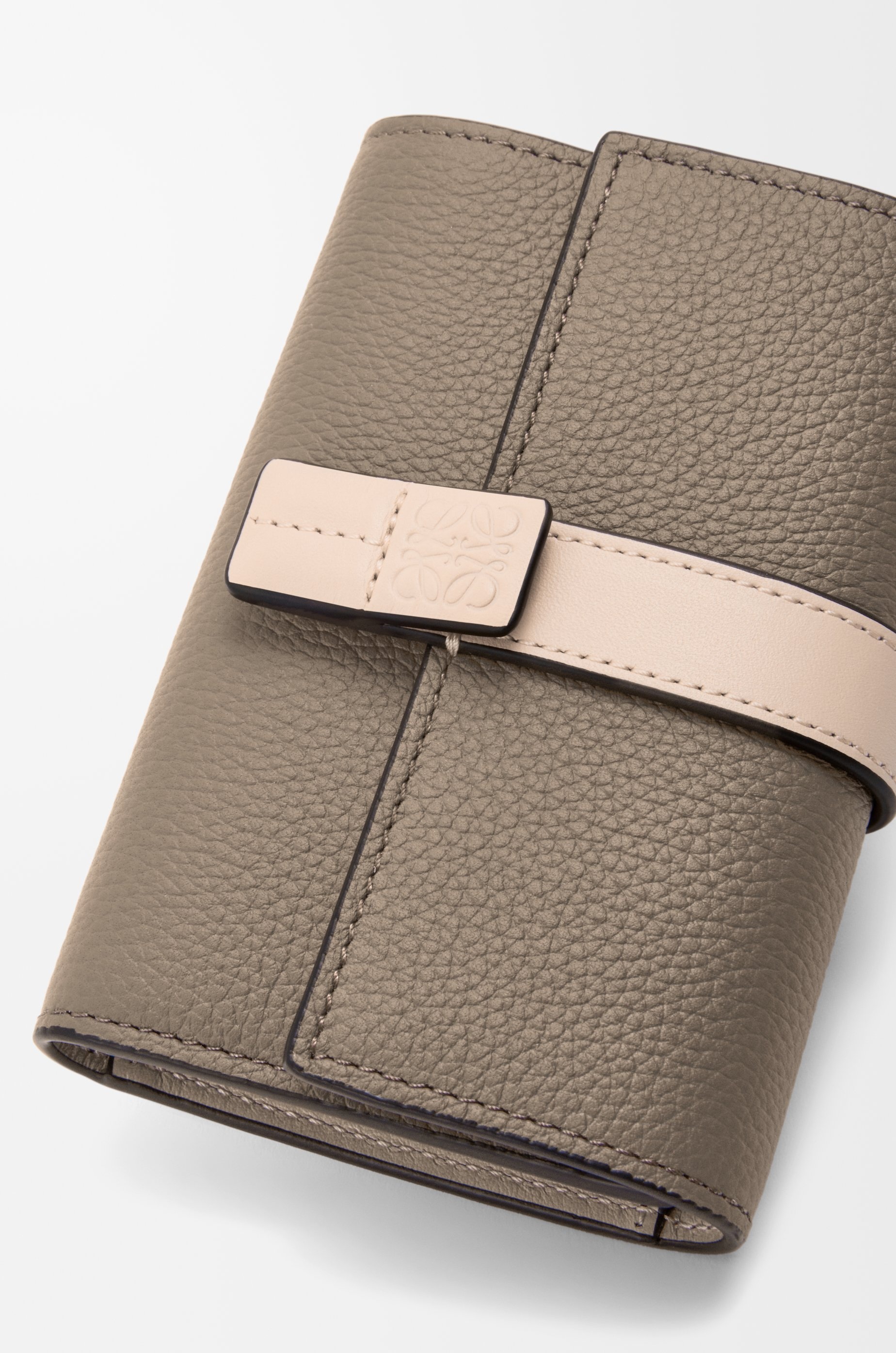 Small vertical wallet in soft grained calfskin - 5