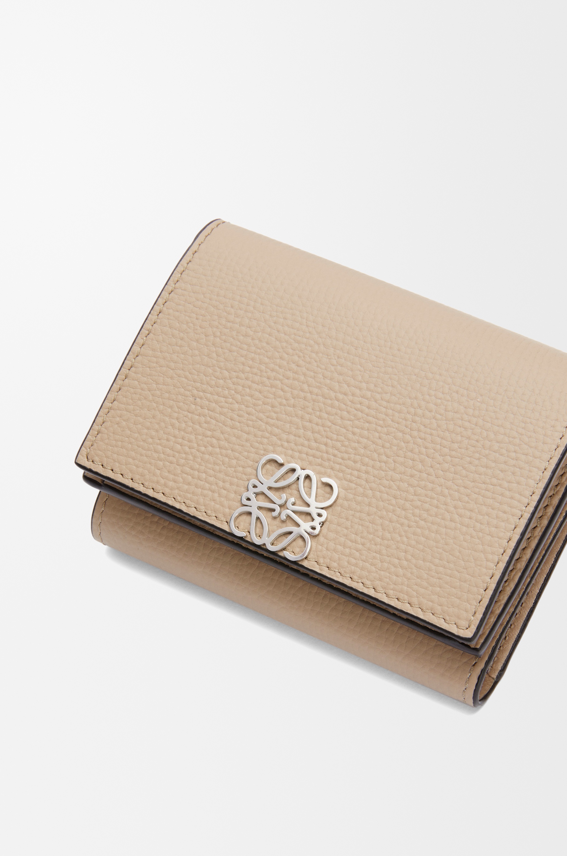 Anagram trifold wallet in pebble grained calfskin - 6