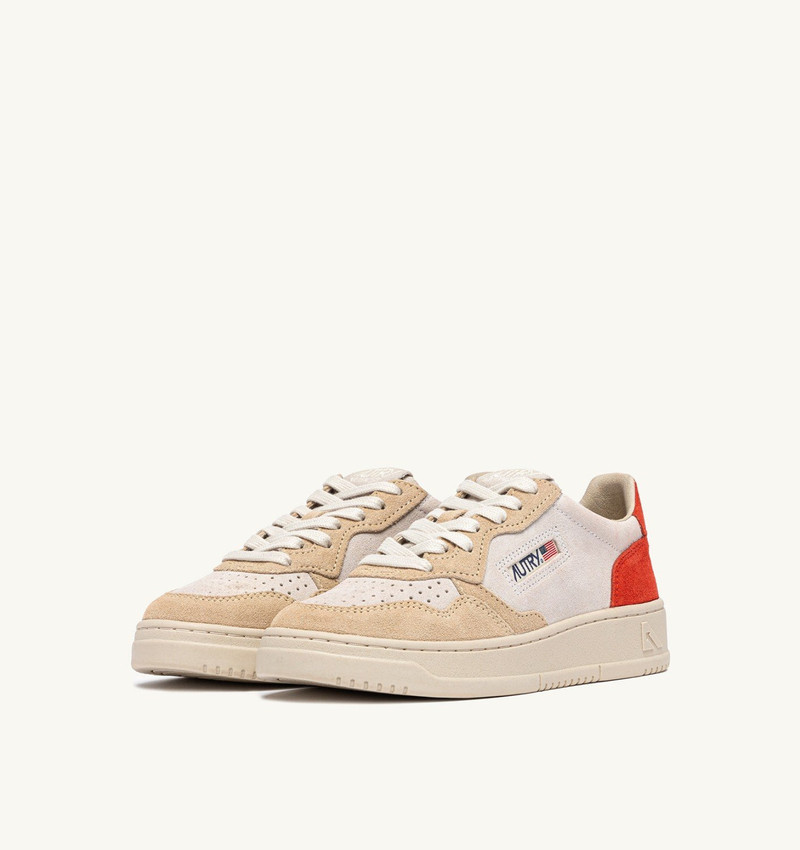 AUTRY MEDALIST LOW TRICOLOR SNEAKERS IN SUEDE COLOR WHITE SAND AND FIRE outlook