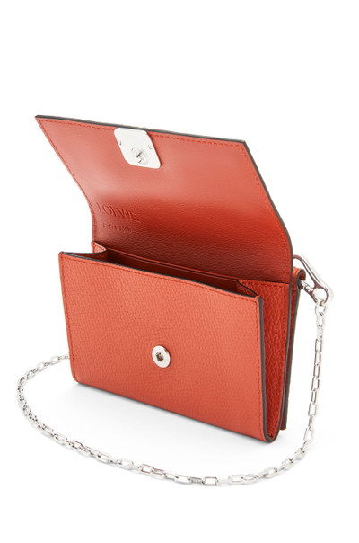 Loewe Anagram wallet on chain in pebble grain calfskin outlook