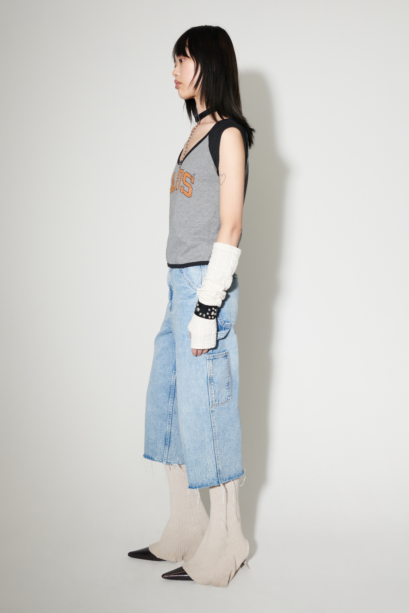 Deep Neck Shortsleeve University Of Hands Print - 5
