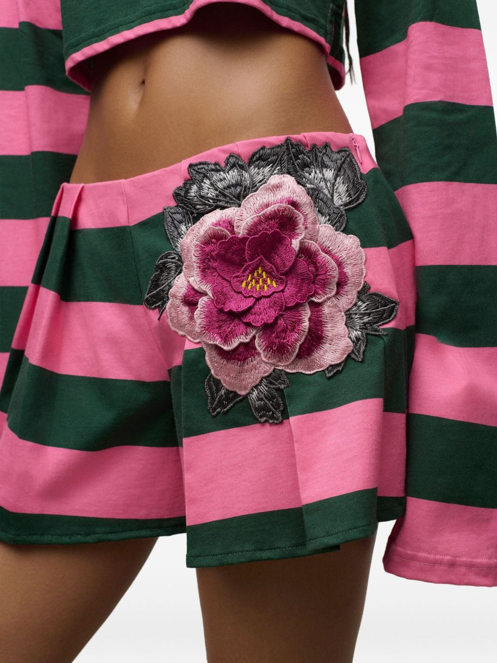 pleated striped-pattern flower-embellished shorts - 4