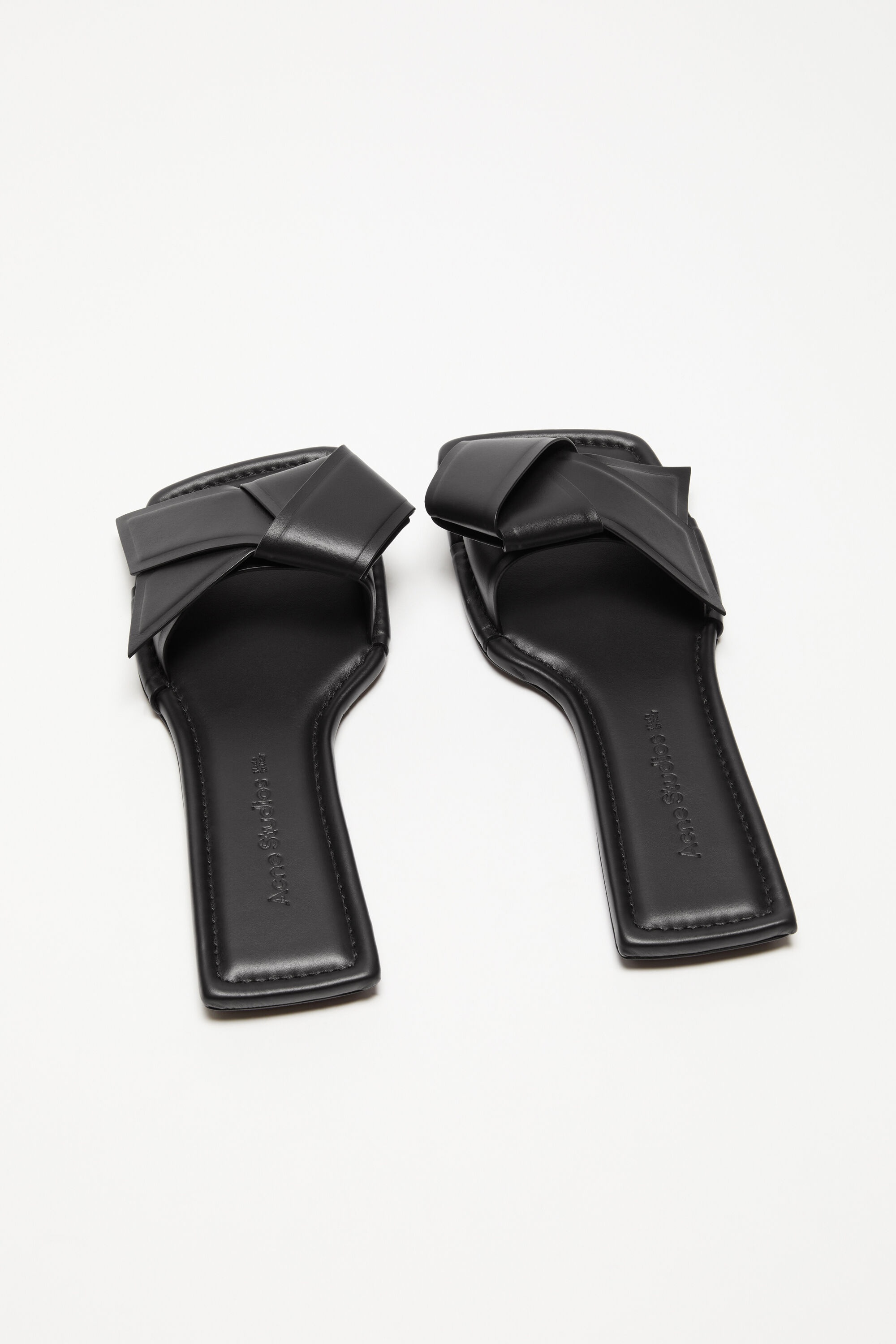 送料関税込★AcneStudios★Musubiレザーサンダル Acne Studios Musubi leather sandal - Black | REVERSIBLE
