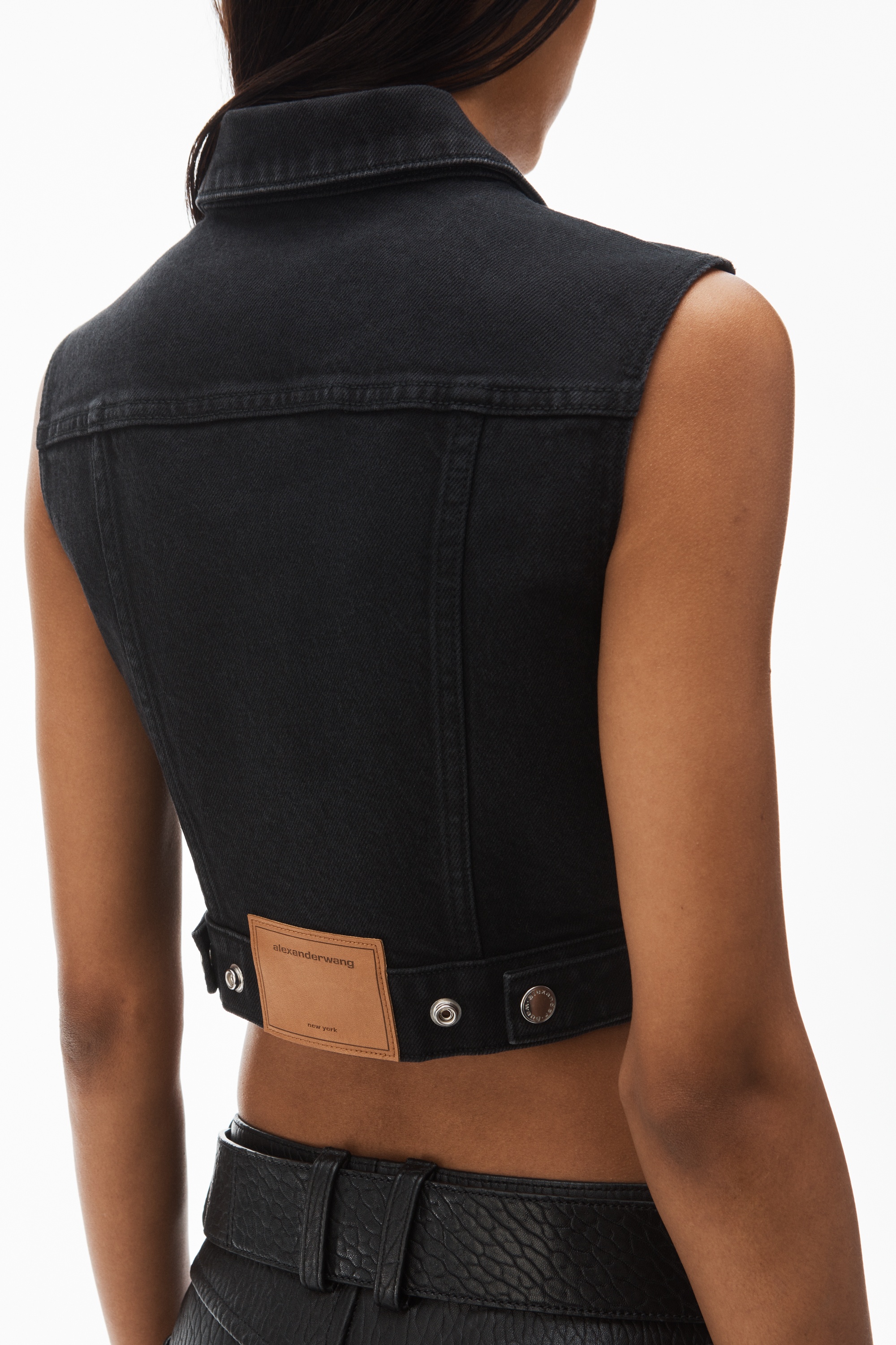 cropped trucker vest in comfort-stretch denim - 6