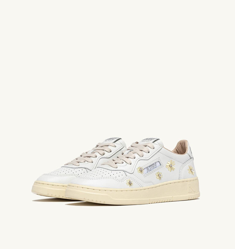 AUTRY MEDALIST LOW SNEAKERS IN WHITE AND RUTABAGA LEATHER WITH DECORATIONS outlook