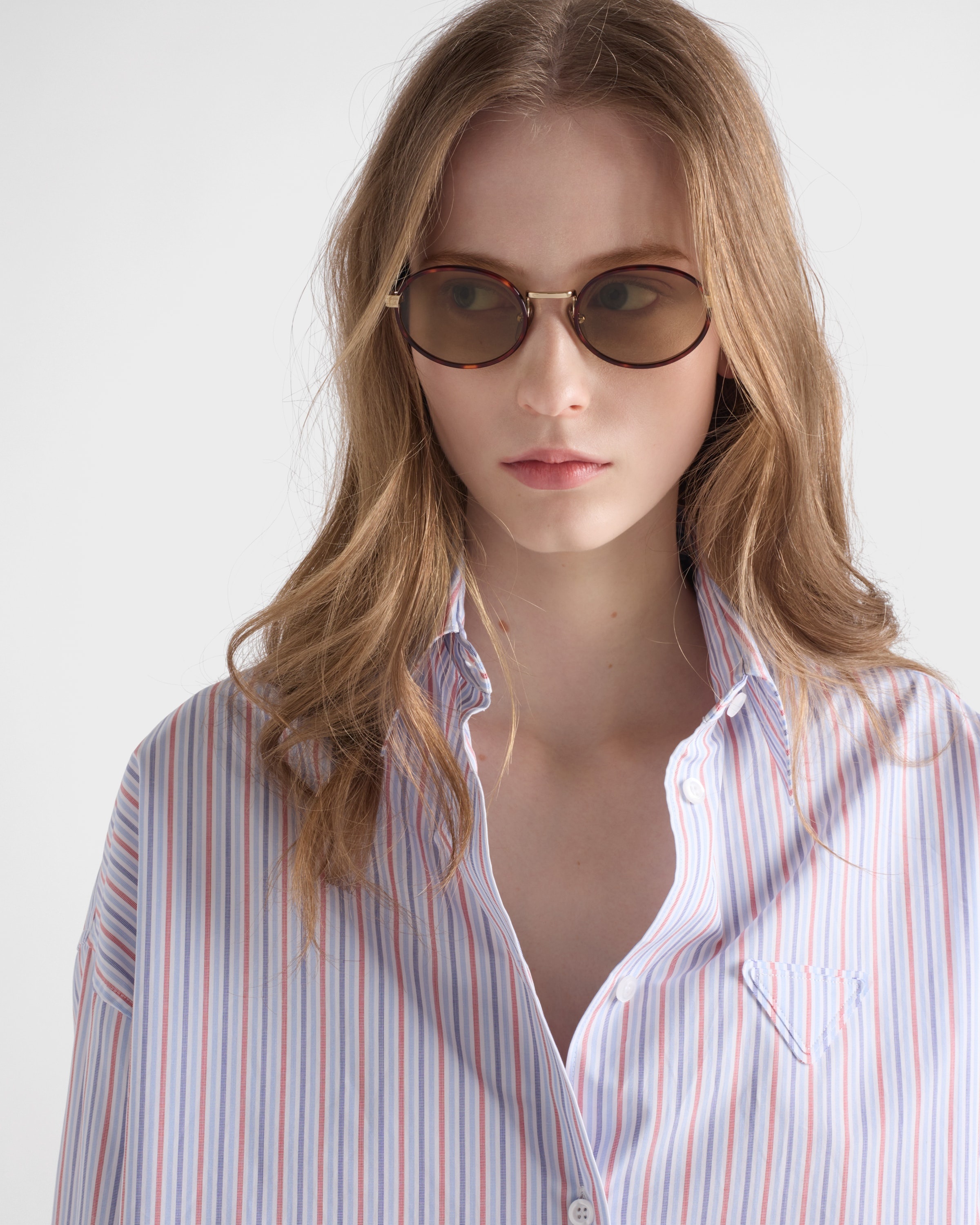 Prada sunglasses with the iconic l plaque サングラス Prada Prada sunglasses with the iconic metal plaque | REVERSIBLE