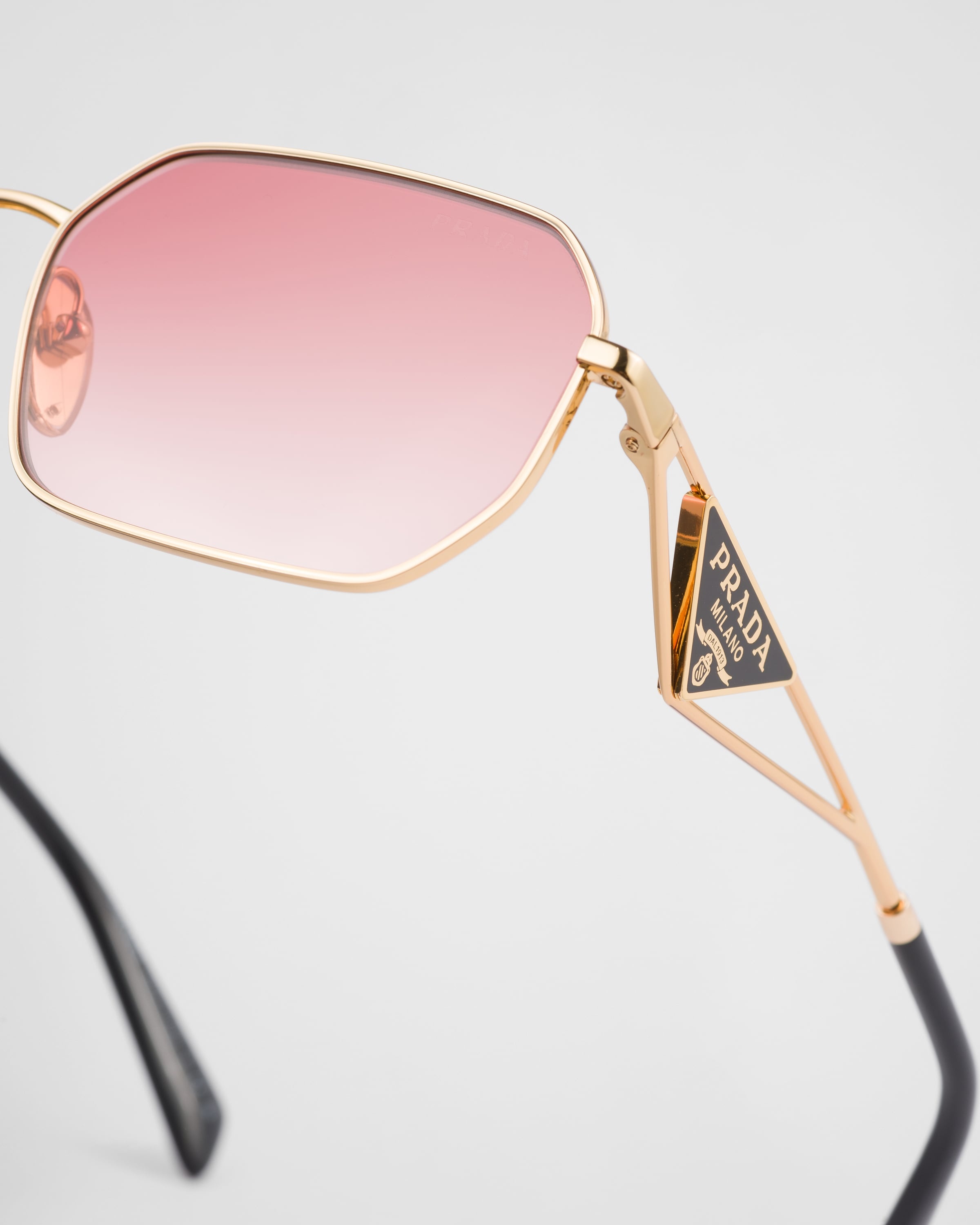 Sunglasses with triangle logo - 5