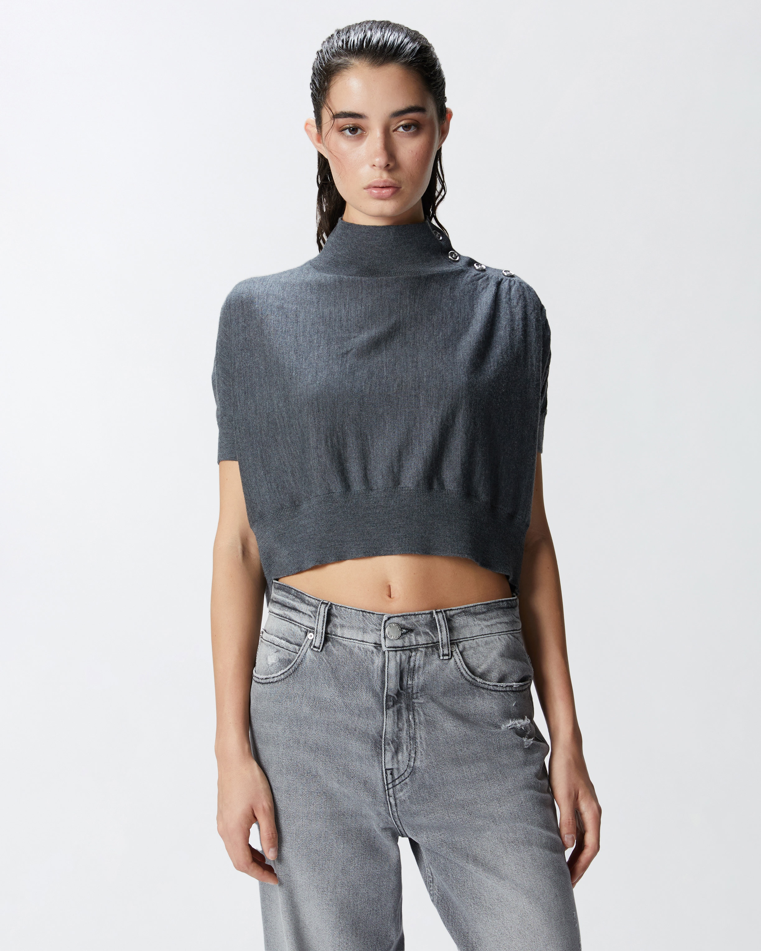 SHORT-SLEEVED SHORT SWEATER WITH BUTTONS - 2