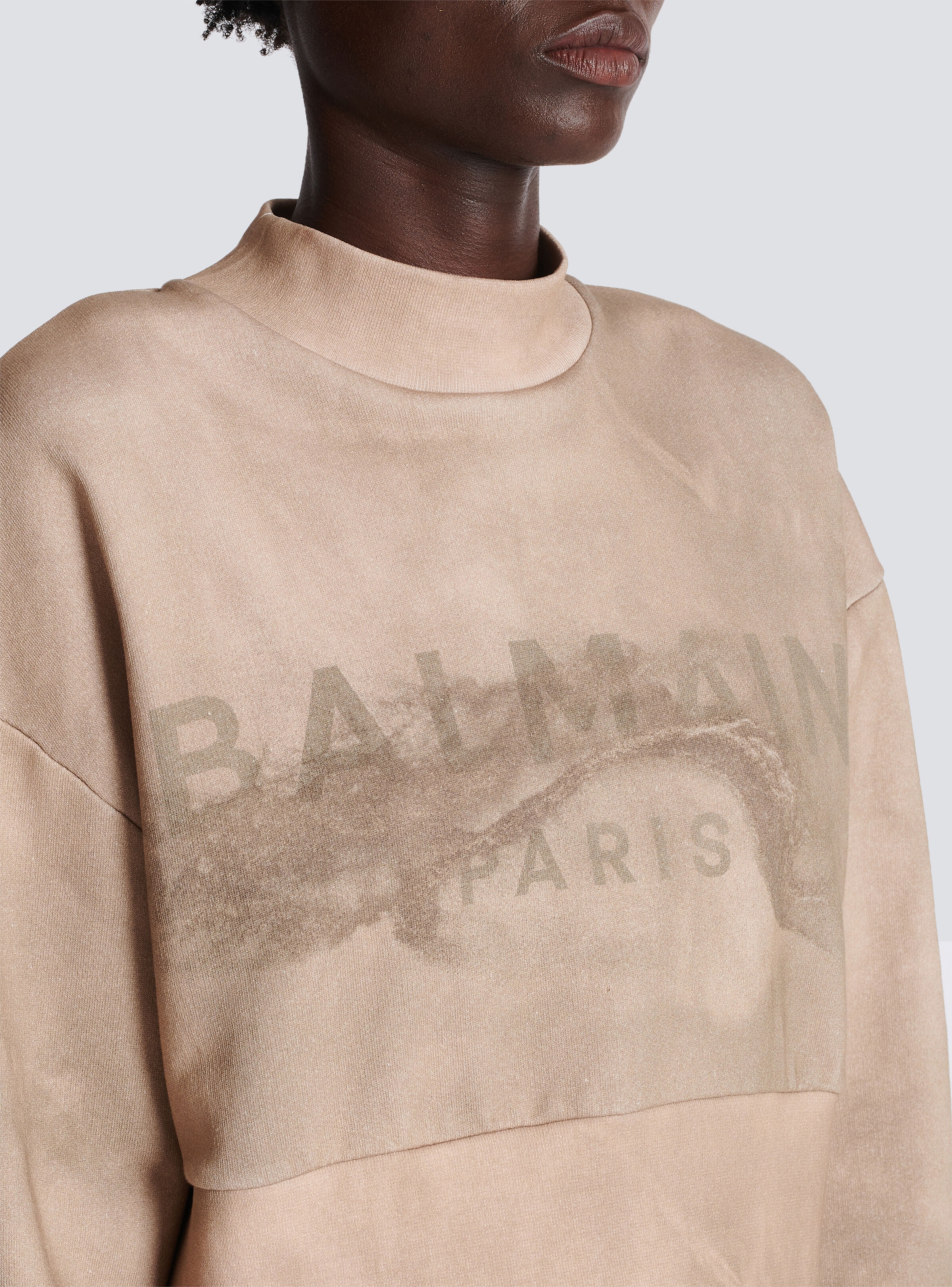Eco-responsible cotton cropped sweatshirt with Balmain logo print - 7