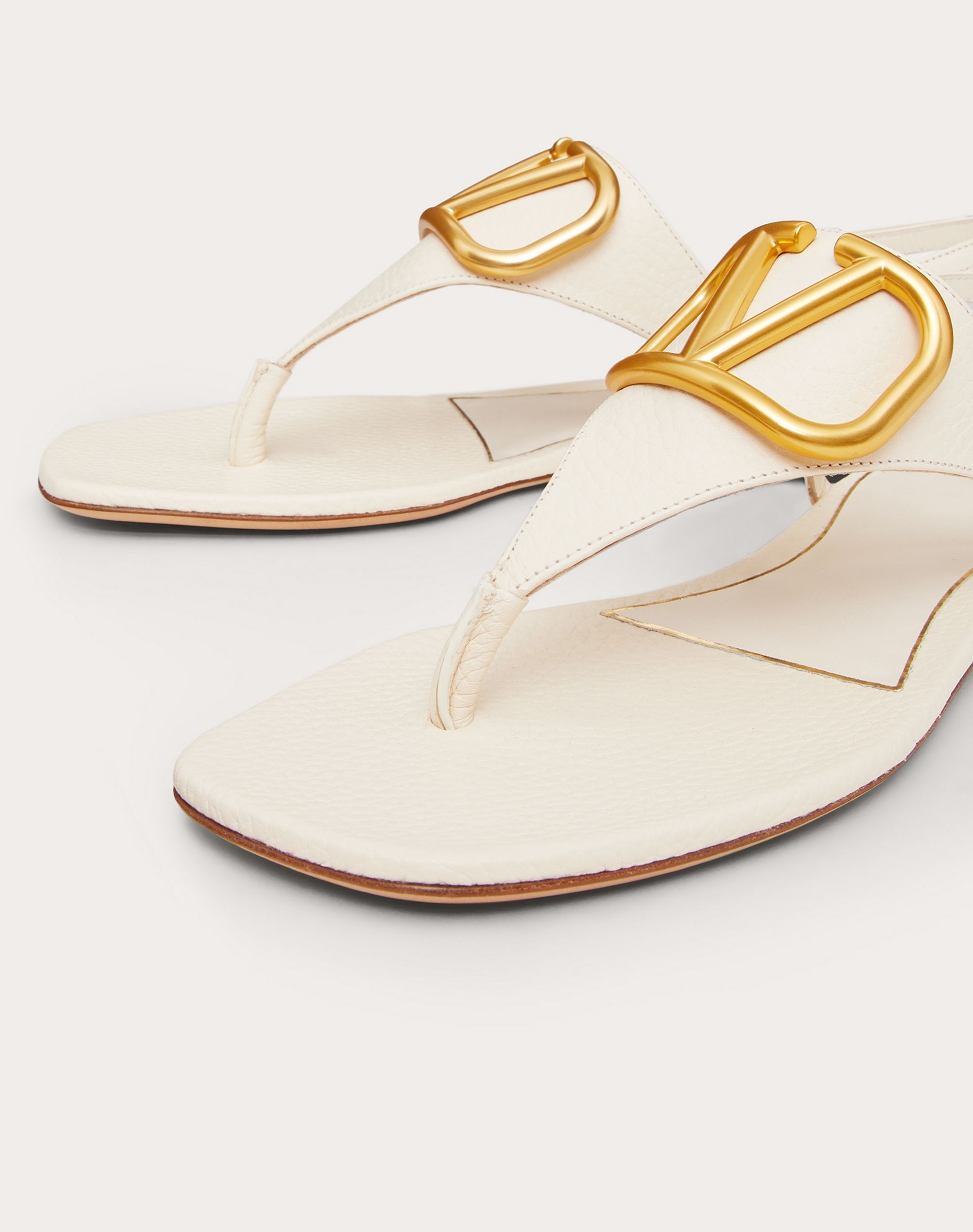 VLOGO SIGNATURE FLAT THONG SANDAL IN GRAINY CALFSKIN - 5