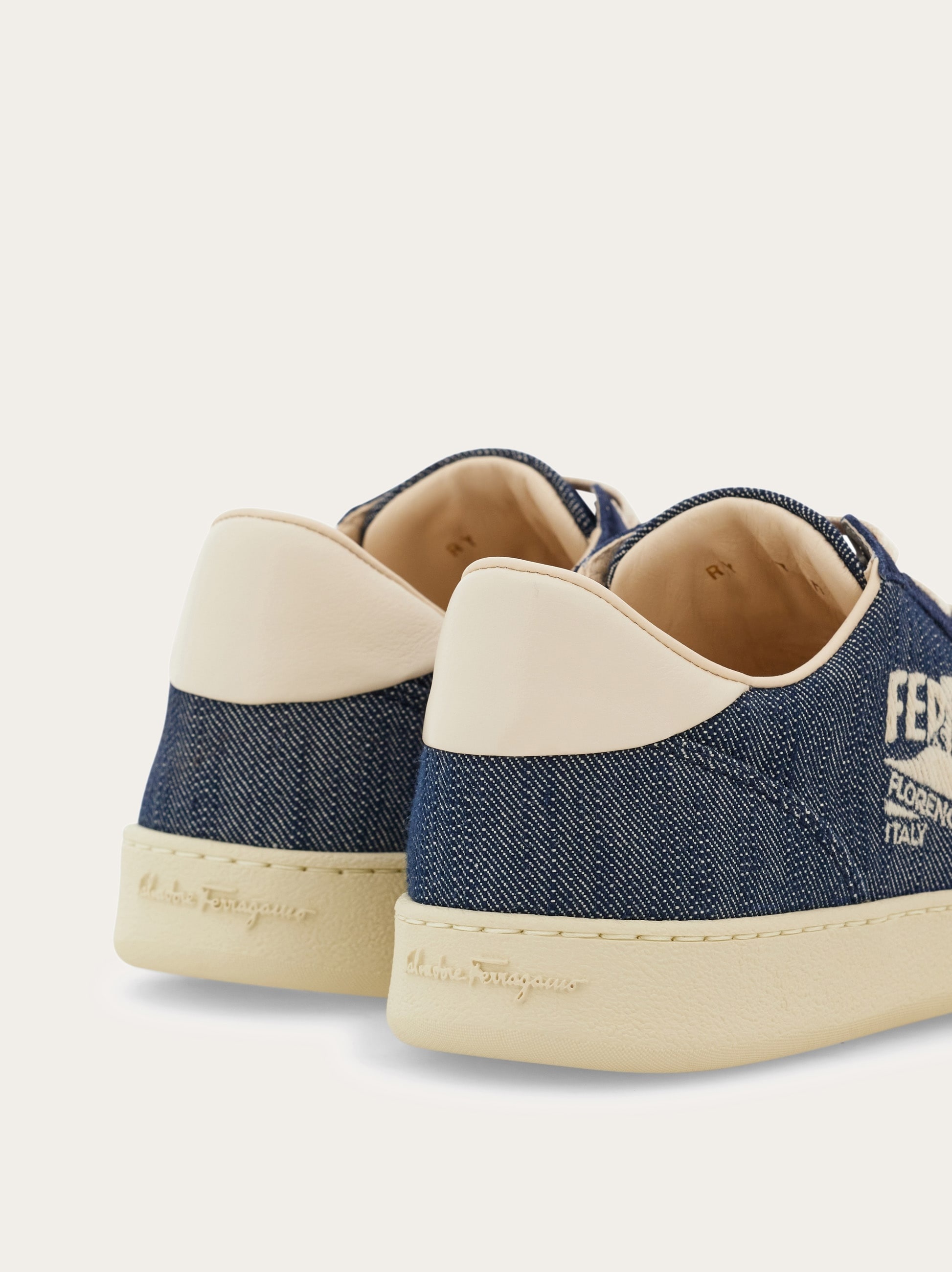 Low top sneaker with logo - 4