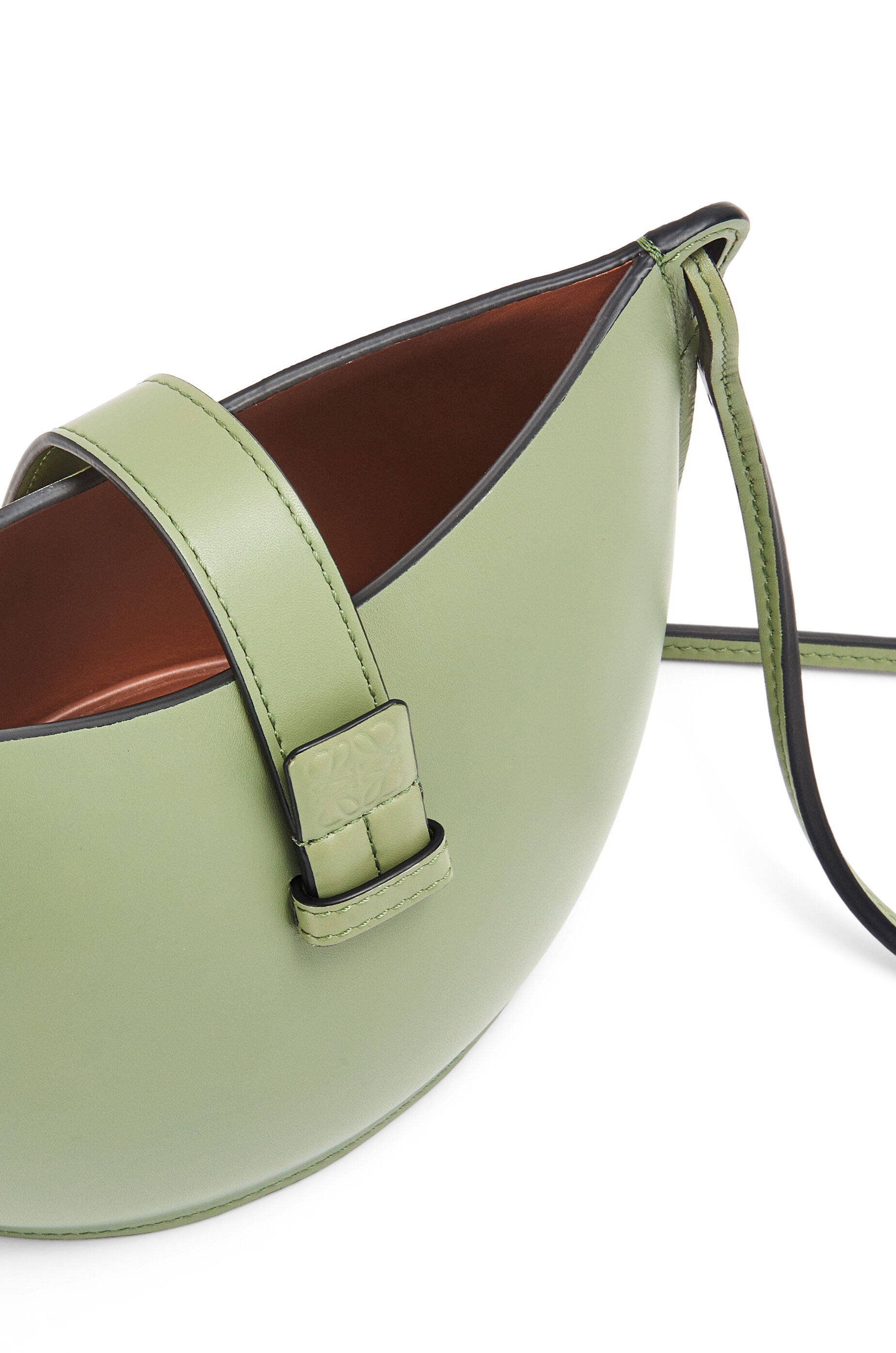 Moulded Bucket bag in calfskin - 6