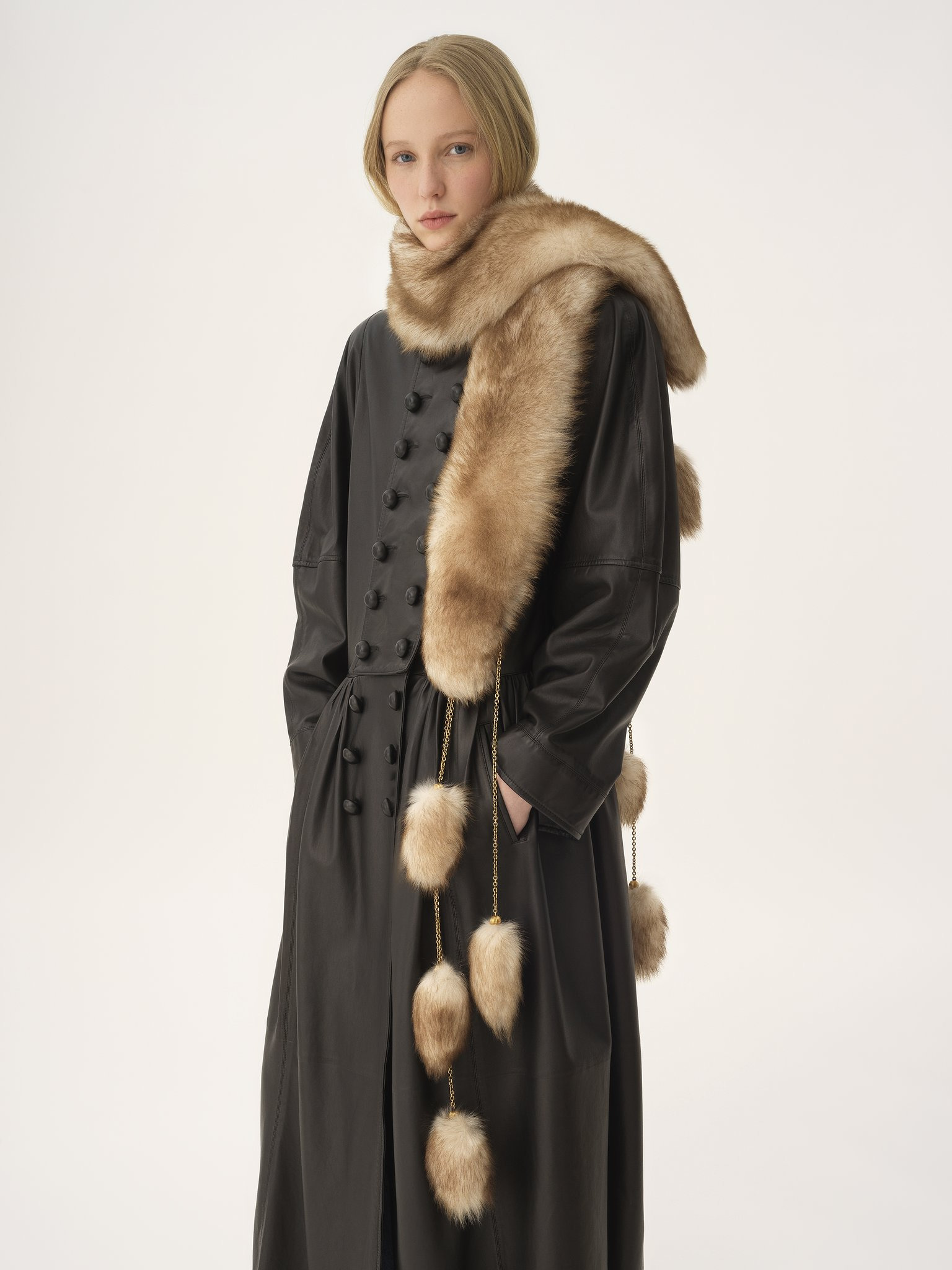 THE TREASURE TAILS SCARF IN SHEARLING - 4
